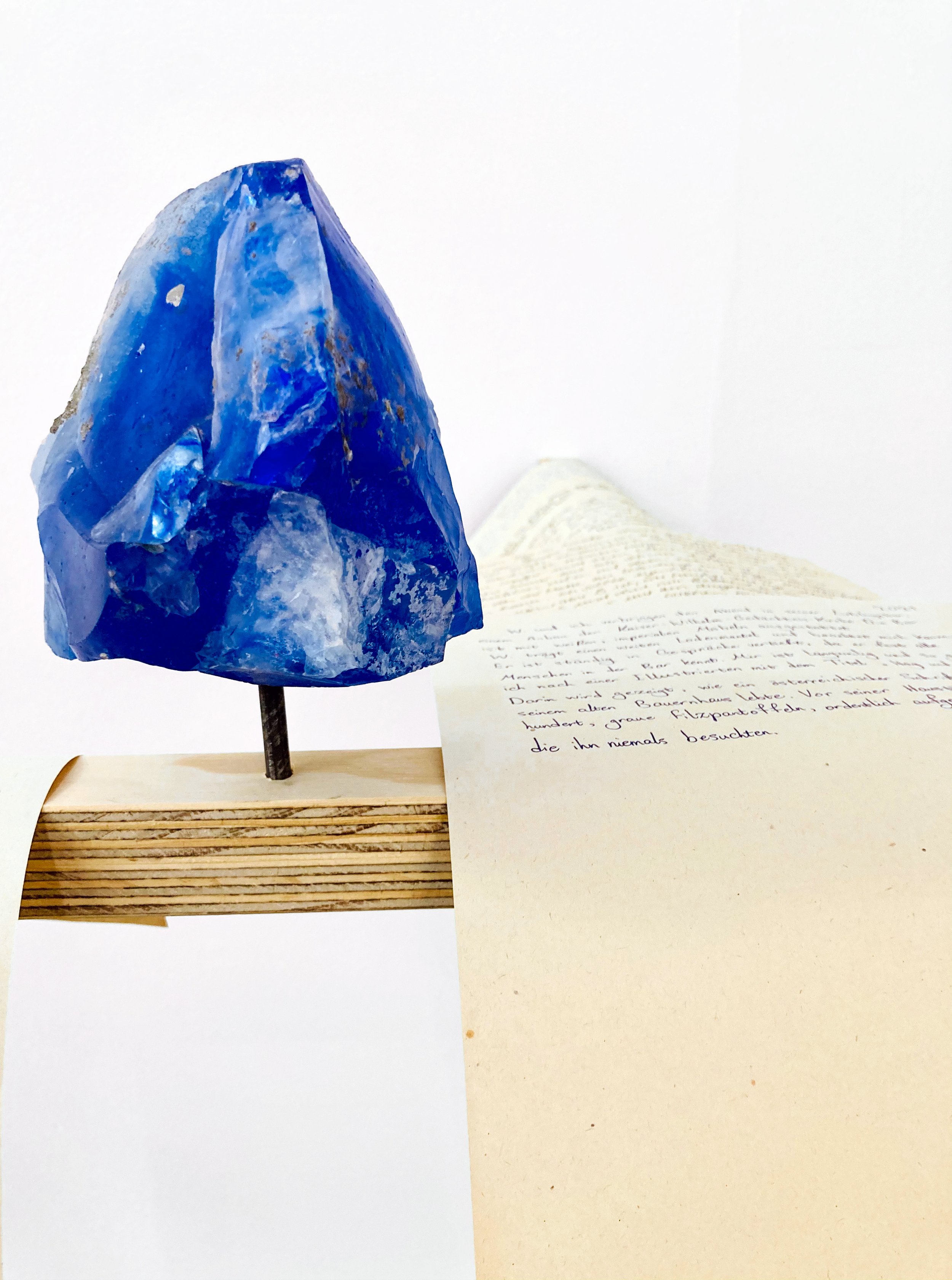  Tina Born Detail -  60 Jahre träumen (60 years of dreaming)  (2023) Excerpts from a collection of texts, DIN A4 papers, ballpoint pen, glass, metal, wood approx. 300 x 40 x 3 cm Copyright by the artist. Courtesy Laura Mars Gallery, Berlin 