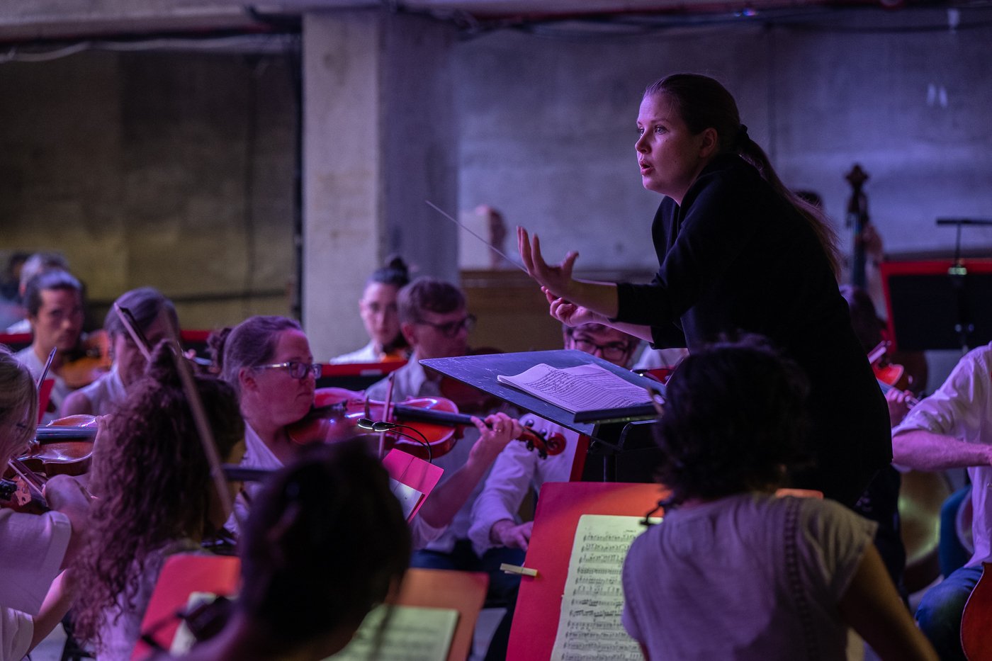  Emilia Hoving conducts Gustav Holst ' The Planets ', Philharmonia Orchestra. Courtesy Bold Tendencies. Photo credit_ Damian Griffiths 