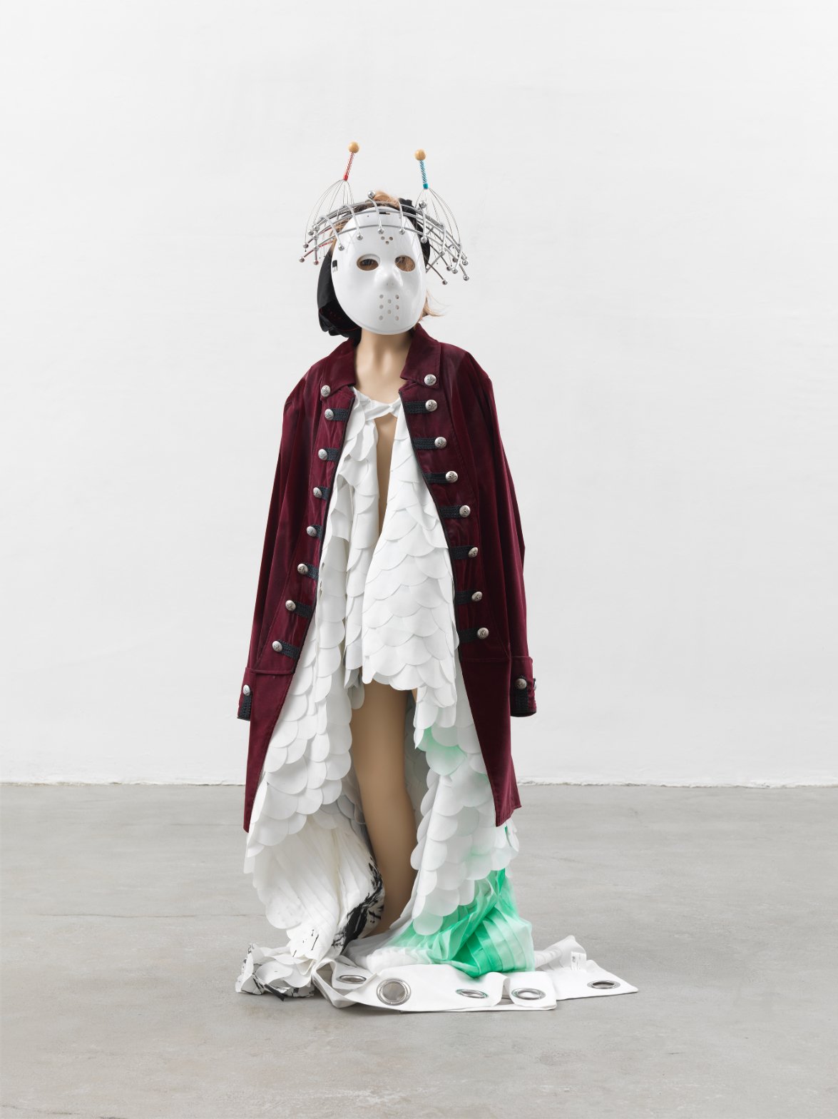  Isa Genzken   Schauspieler  (2013) mannequin, fabric, plastic, metal, wood, lacquer 160 x 70 x 60 cm Courtesy Galerie Buchholz/VG Bild-Kunst, Bonn 2023  