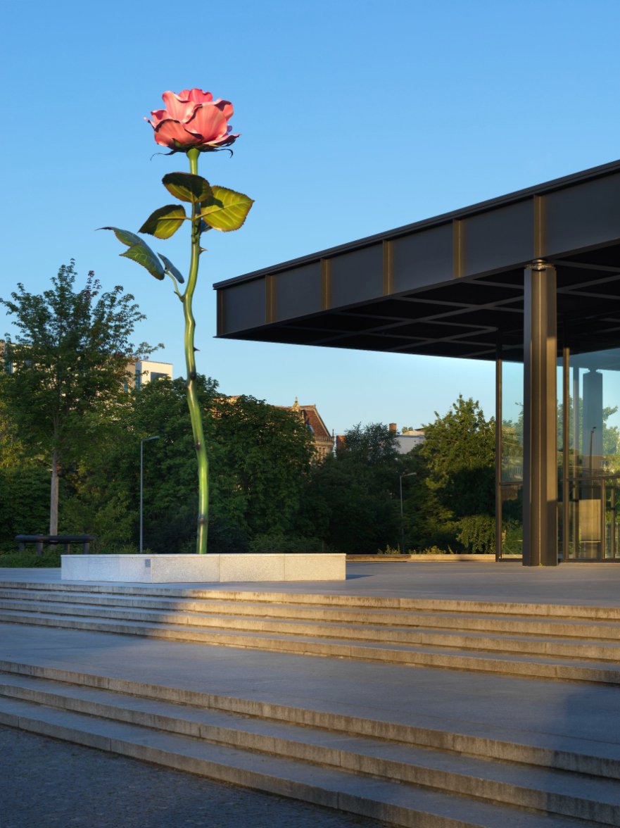  Isa Genzken  PINK ROSE   ( 2016/2023) Installation view  75/75,  Neue Nationalgalerie 2023 cast aluminum, paint, stainless steel 825 × 289 × 307 cm Fredriksen Family Collection Photo: Nationalgalerie – Staatliche Museen zu Berlin / Jens Ziehe Courte