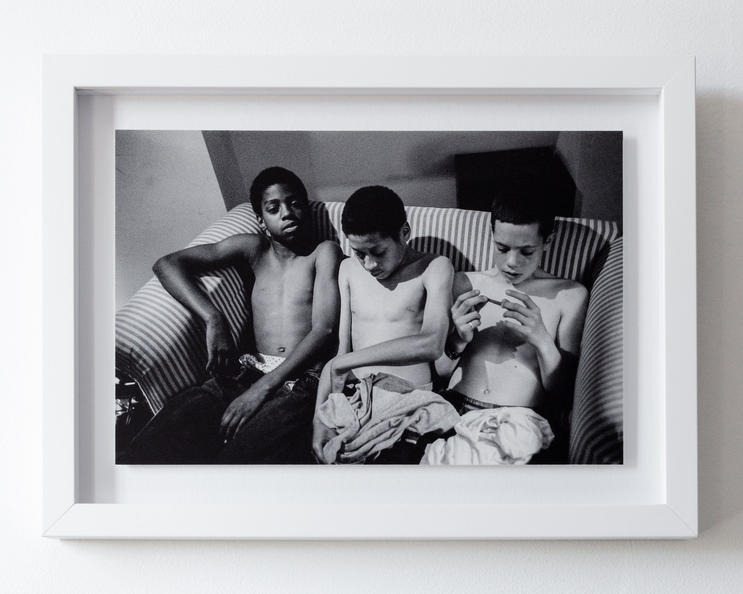  Eric Alan Edwards  Three boys on a couch.  1995-2023 24,8 x 34,3 x 2,9 cm (9 ¾ x 13 ½ x 1 1/8 in) Inkjet on archival paper in artist frame, edition of 3, 1 AP 