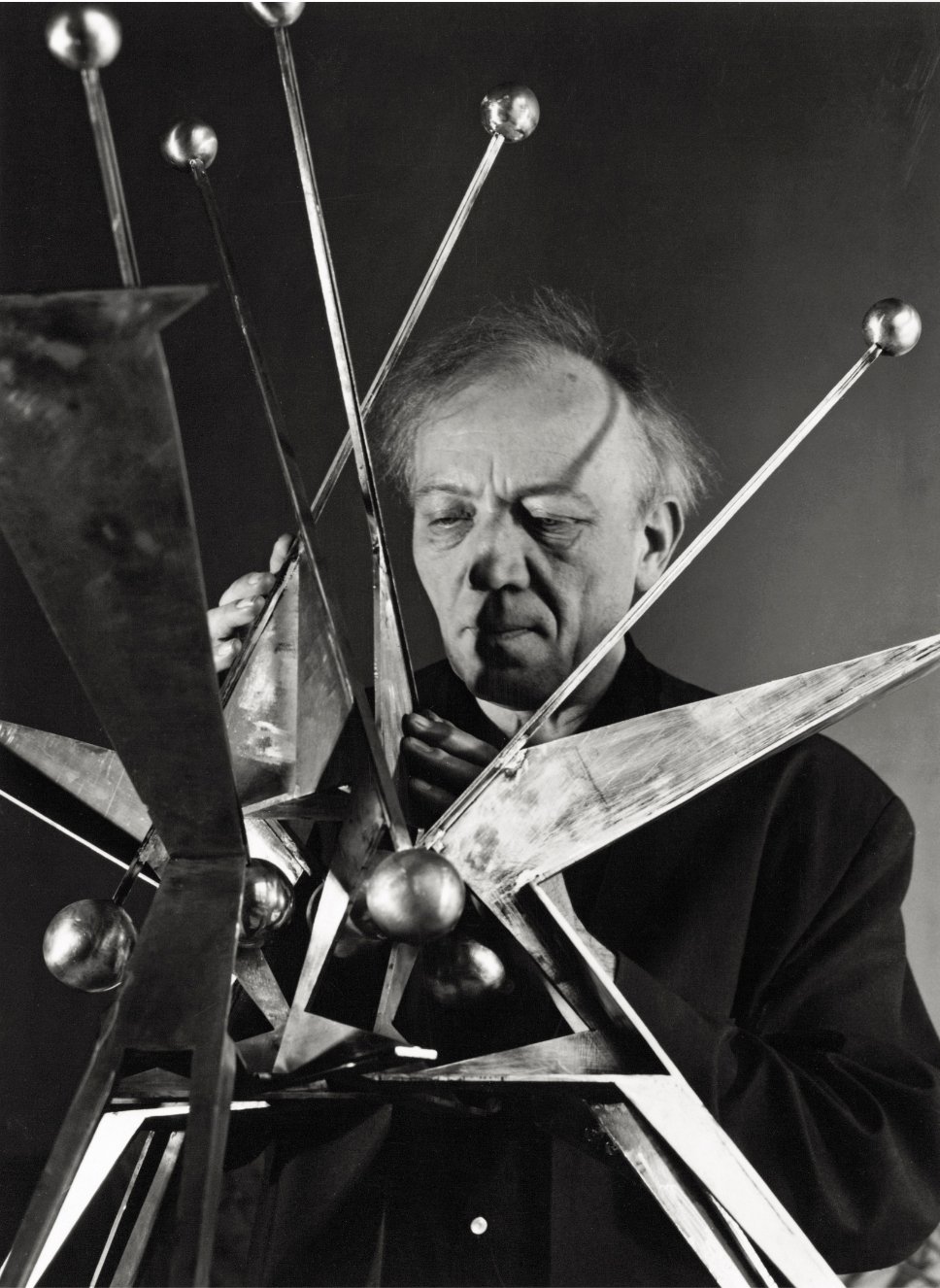  Hans Uhlmann on the model for the sculpture in the Hansaviertel in Berlin, without date. Photo: Ewald Gnilka © legal successors Ewald Gnilka; for the work of Hans Uhlmann: © VG Bild-Kunst, Bonn 2024 (JPG, 4 MB) 