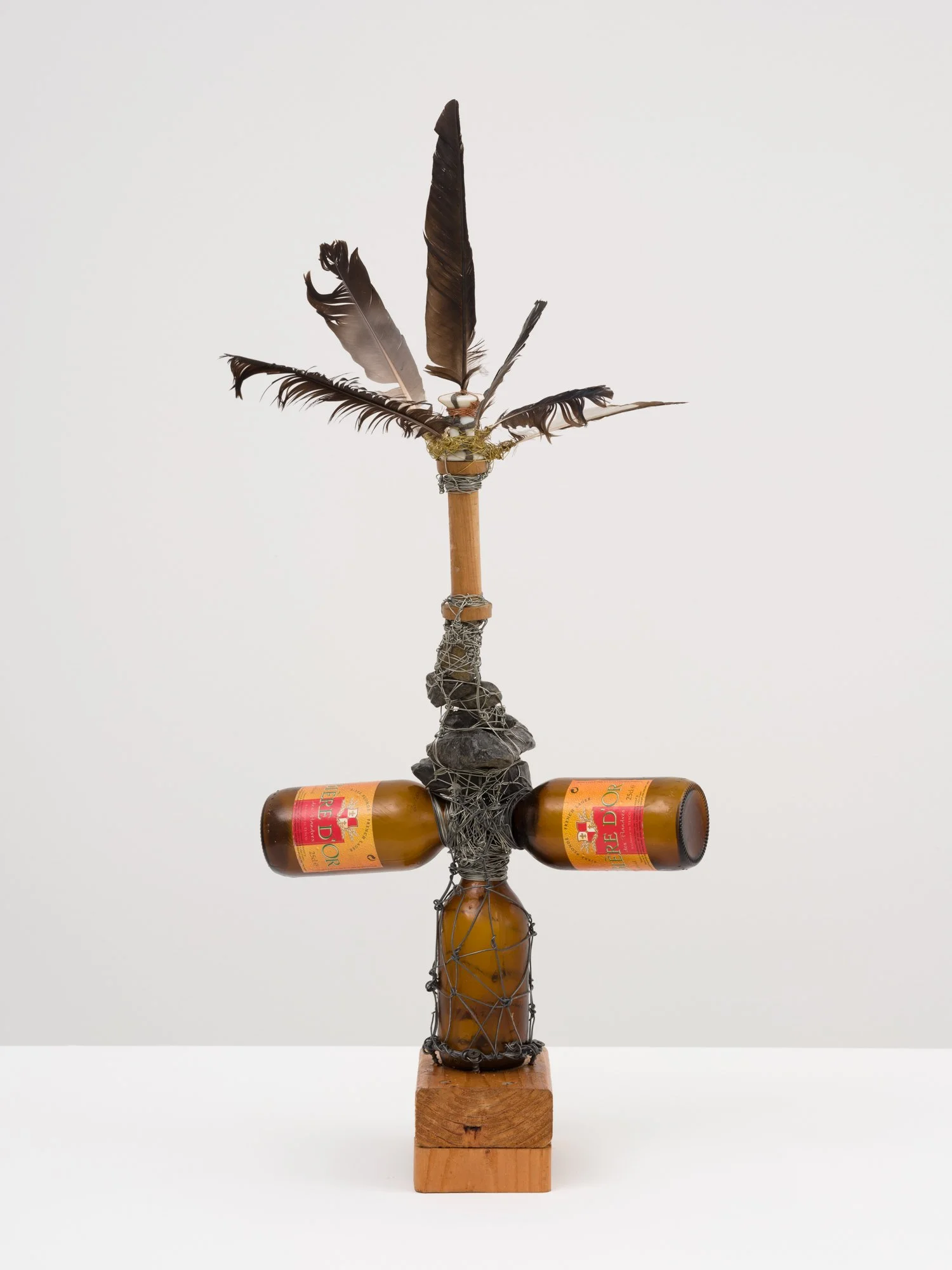  Arthur Simms  Brown Light in Dublin , 2008 Wire, feathers, stones, cloth, bottle, wood, screws, and plastic 11 × 4 ¾ x 6 ½ in. © Arthur Simms. Courtesy the artist and Karma 