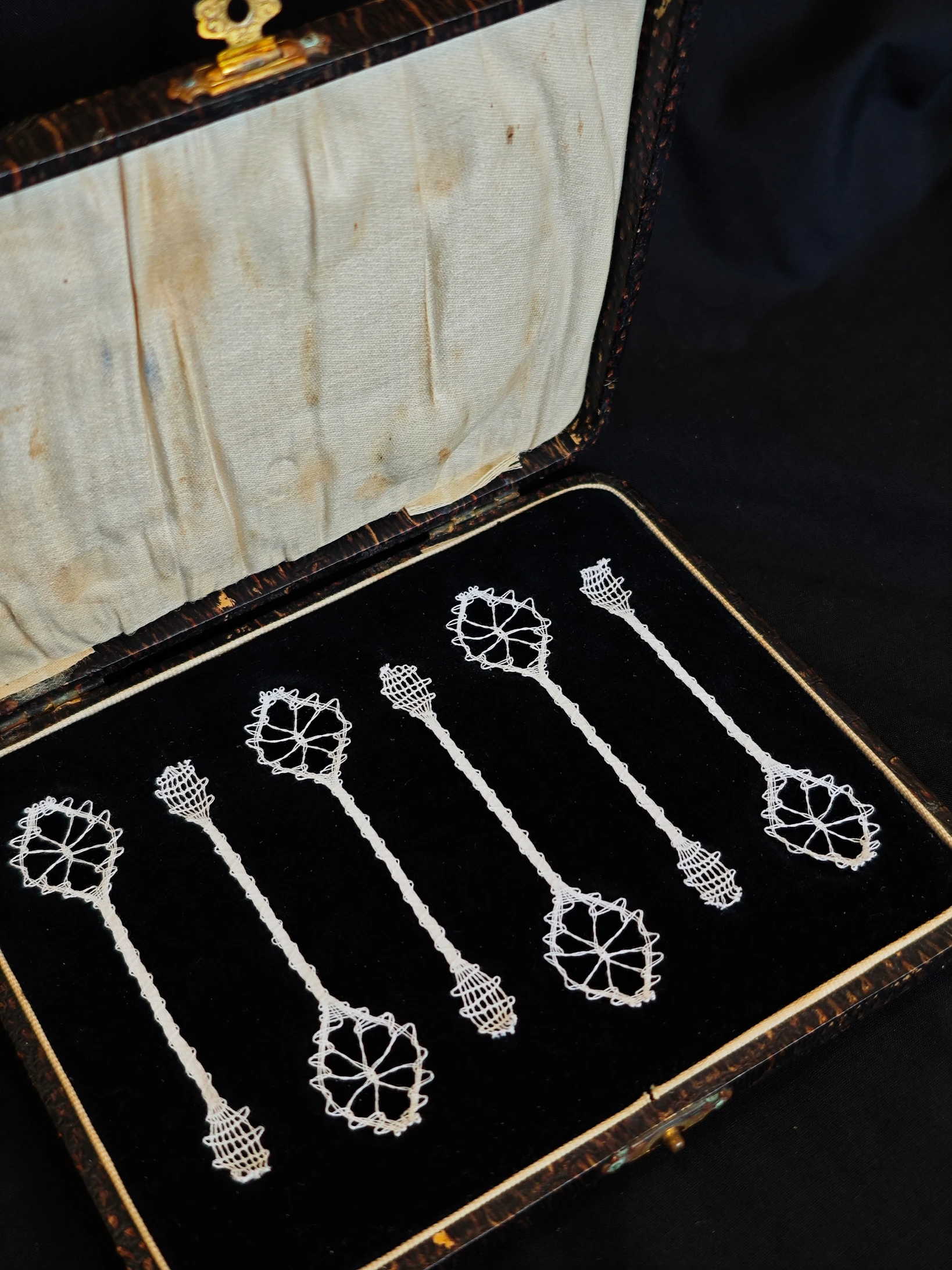 The hidden drawer tea spoon set