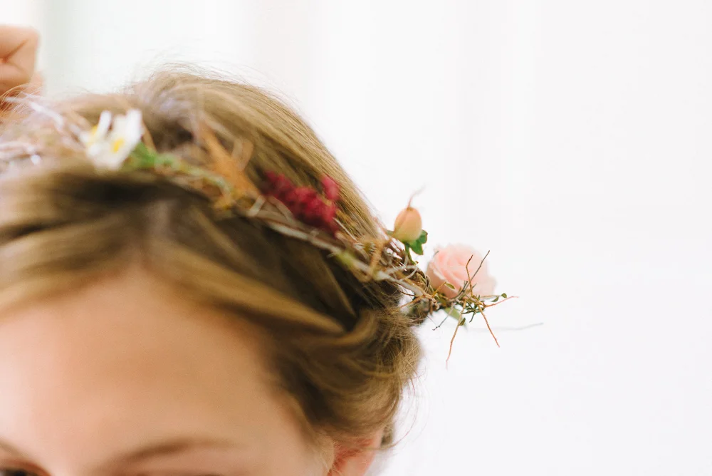 Gänseblümchen im Blumenkranz zur Hochzeit