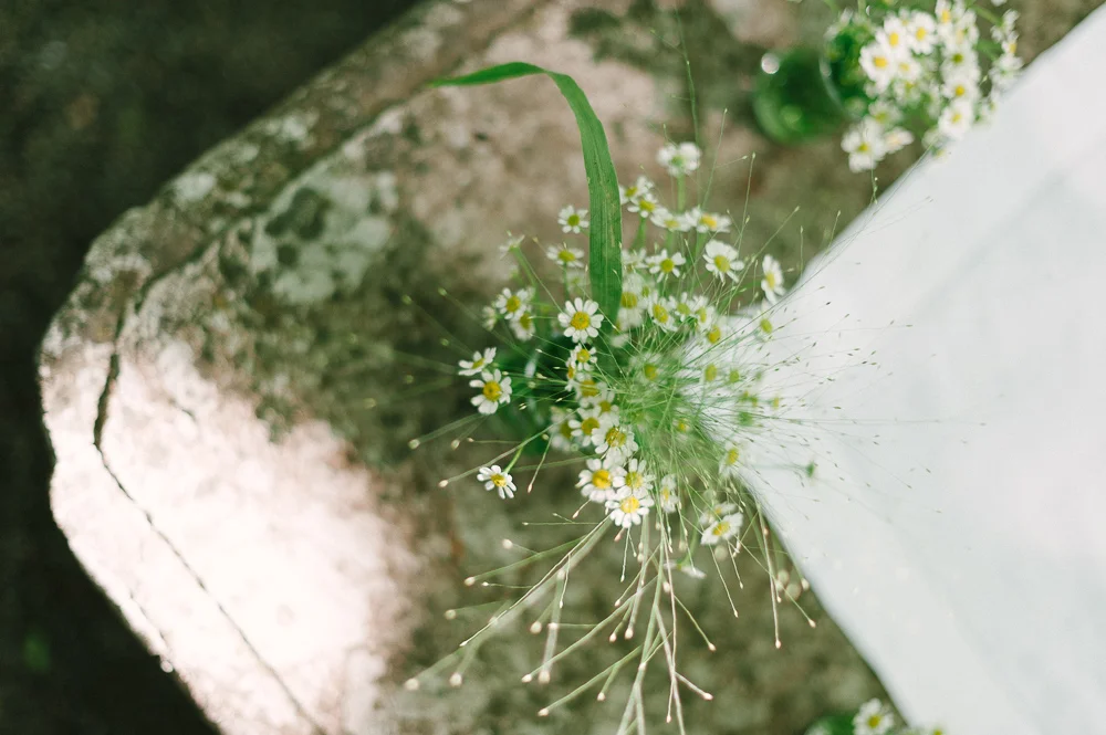 Wiesenblumen am Altar bei Outdoor Hochzeit