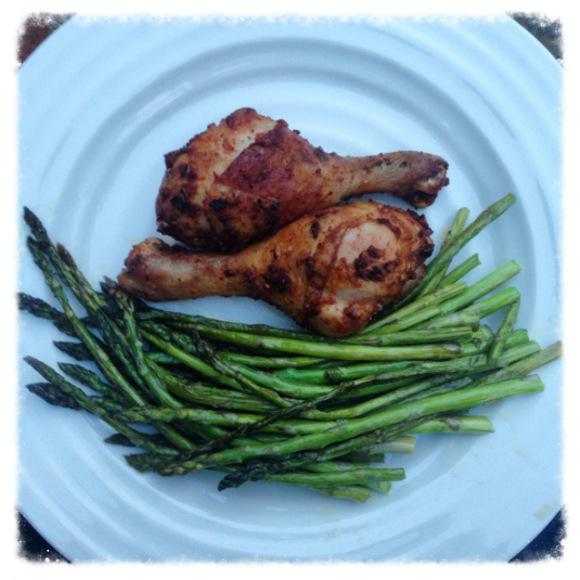 Homemade, paprika-spiced chicken drumsticks with healthy green asparagus.