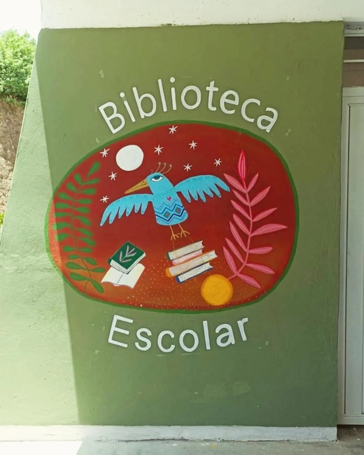 Hoy hemos terminado (por fin!) la pintura para la biblioteca escolar de la escuela de San Agustinillo! Gracias Juli por haber participado con las letras! Y gracias a la comunidad y la escuela de San Agustinillo 💚🩵🩷&iexcl;Ahora quiero pintar muchos