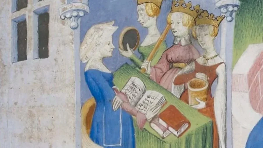 Extrait d'enluminure représentant Christine de Pizan devant trois personnages couronnés. Entre eus se situe une table couverte de vert où sont posés trois livres, un ouvert et deux fermés
