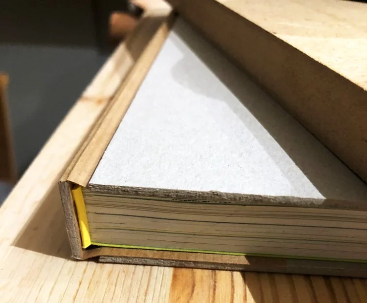 Structure des couvertures positionnée autour du bloc livre