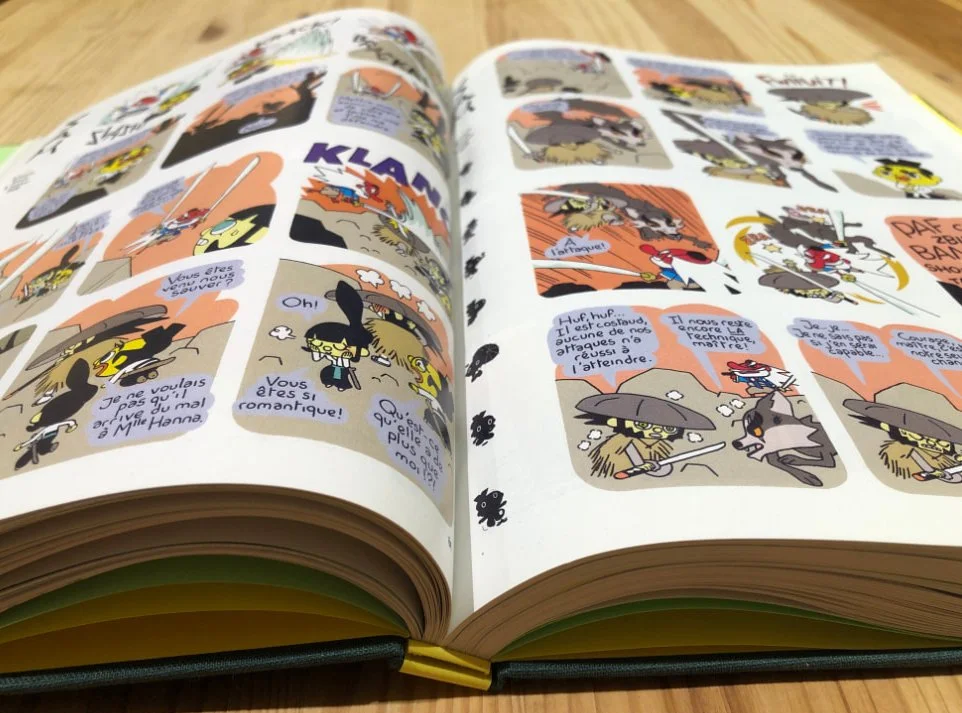 Le livre ouvert, laissant voir les une double page mais aussi les gardes jaune et les gardes vertes ajoutées au livre