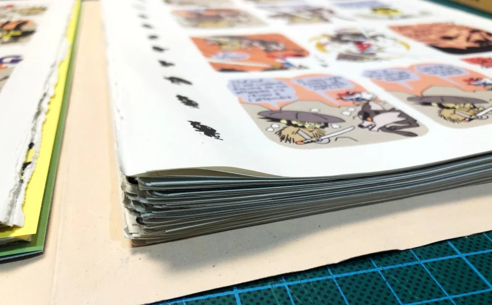 Vue sur le volume tel qu'il est entré à l'atelier: un ensemble de pages arrachées, de formats divers