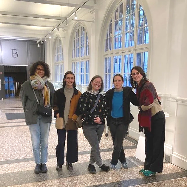 Des membres de Bind Bend Bond posent dans le hall de l'école Estienne