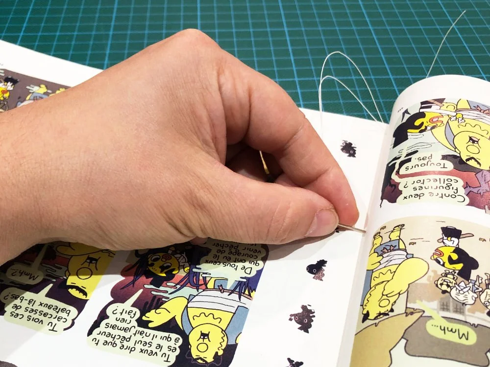 Couture à la main dans le fond de cahier