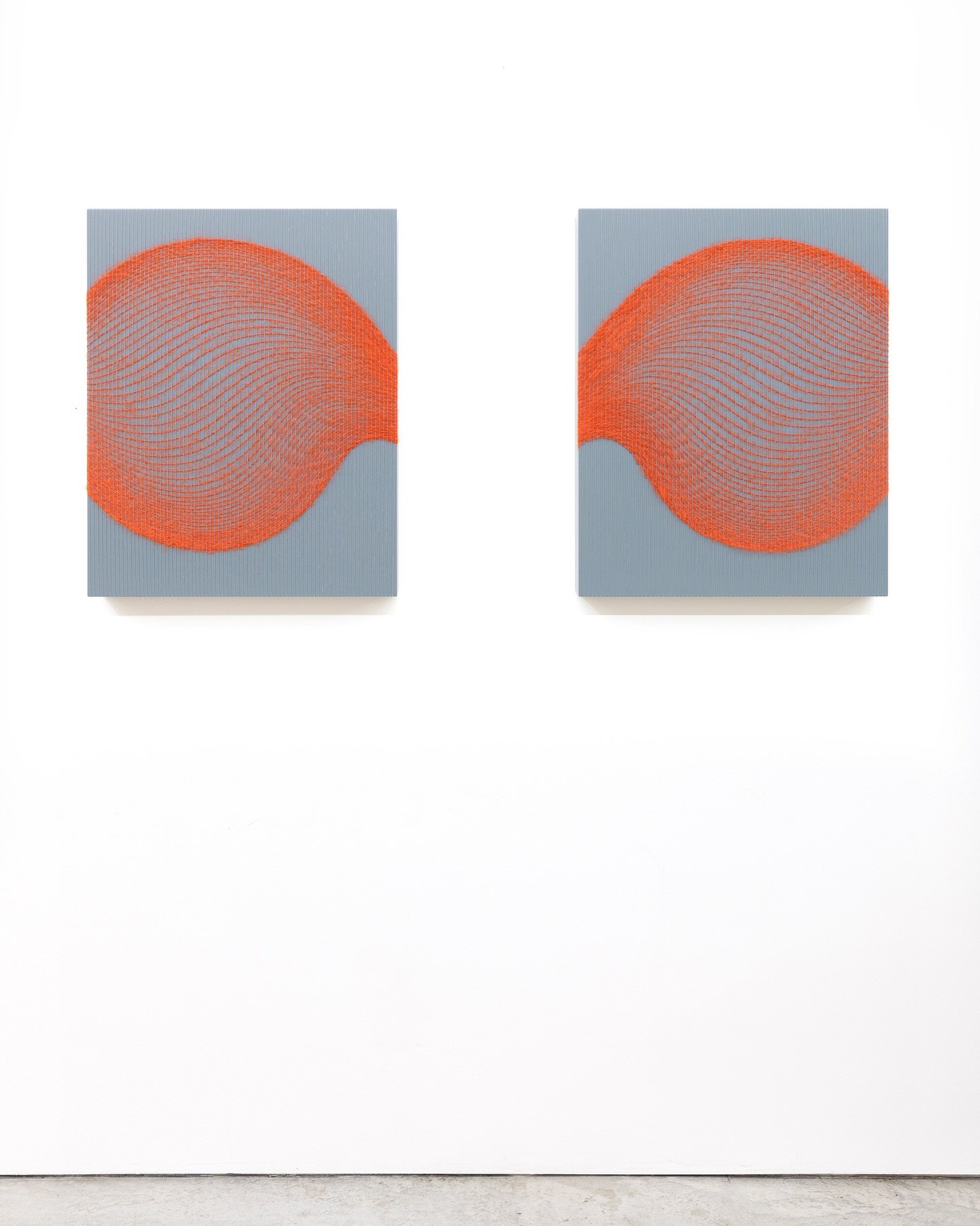 The two red-orange forms share a breath between them. 🫁

EGRESS AND INGRESS OF AIR
Natural fibers and painted panels
30 x 62 x 3 in (30 x 24 x 3 in each)
2025

#미미정 #mimijung