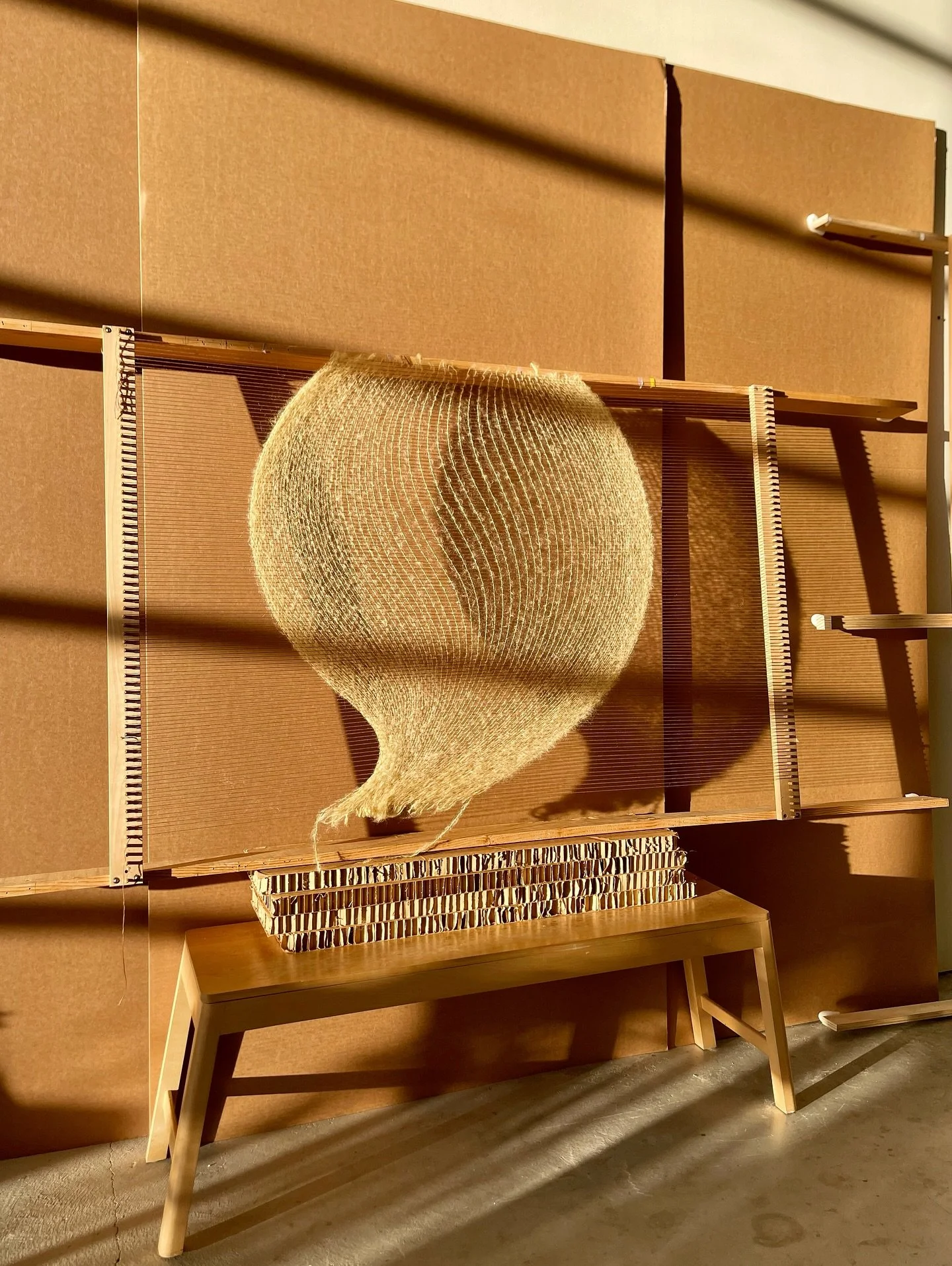 Loom stage of SCULPTED AIR. 

SCULPTED AIR
Natural fibers and walnut veneer panel
36 x 45 x 3 in
2025
Finished work images on website under AIR. 

#미미정 #mimijung