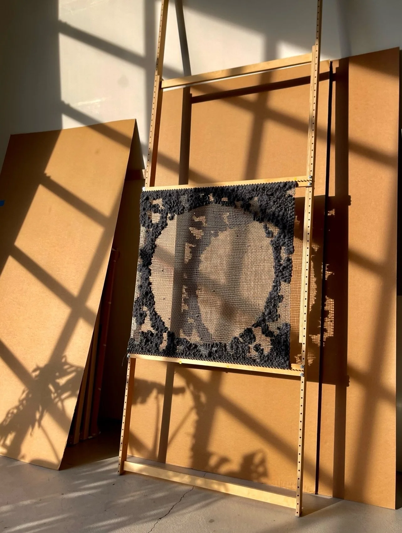 Loom stage of GIVE IT SOME ROOM.
Now part of a private collection in Bozeman, MT.

GIVE IT SOME ROOM
Painted cord, wool, silk, aluminum panel and wood frame
37.5 x 37.5 x 3 in
2025
Images of finished work on website under Pareidolia.

#미미정 #mimijung