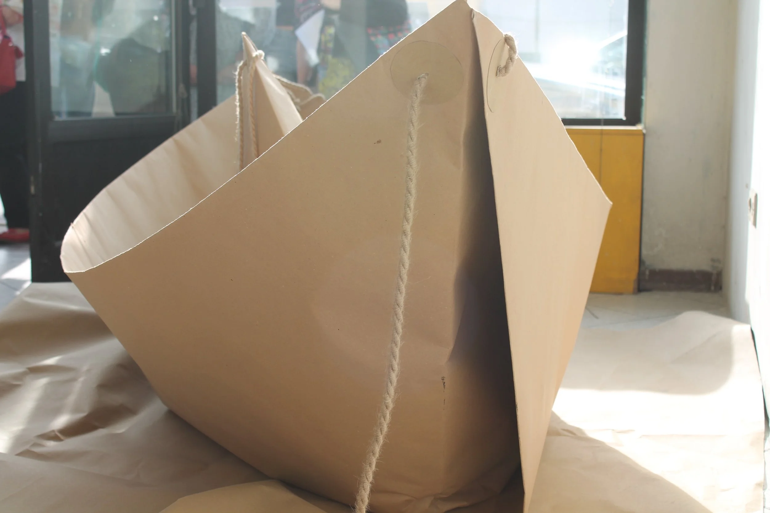 Bateau géant en papier recyclé Concours artistique C'ARTE D'ACQUA