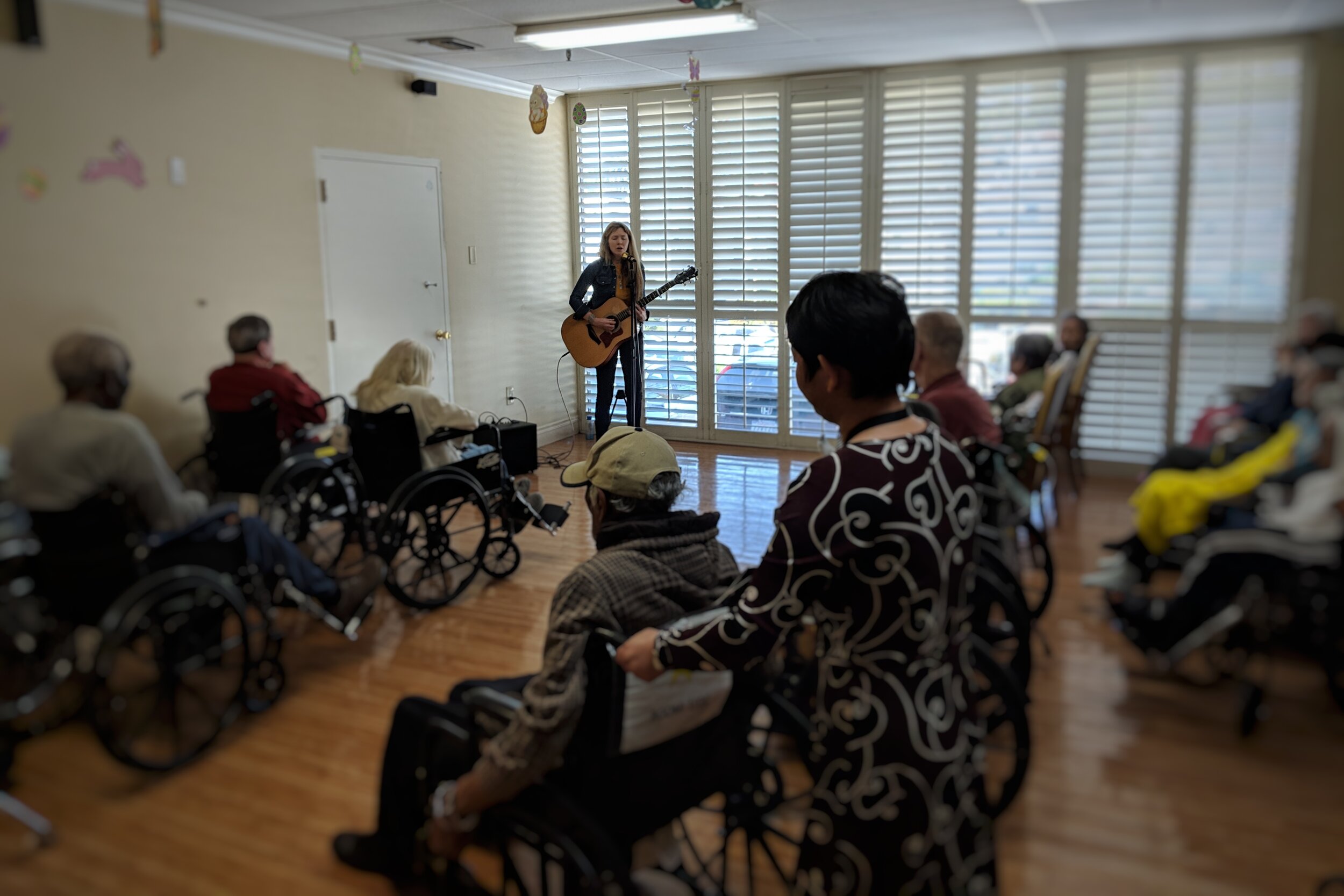 Beatie Wolfe performs in a local LA care home