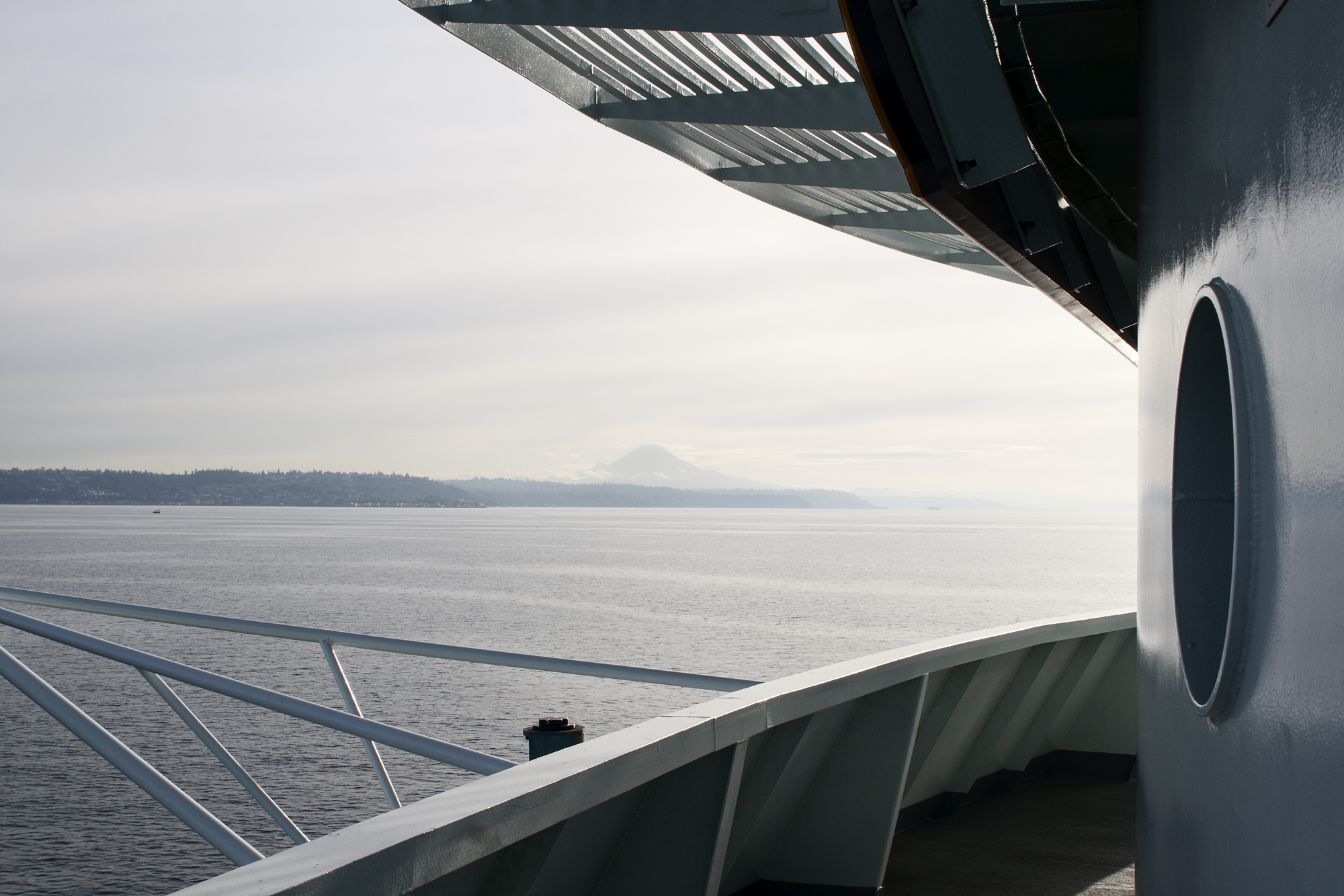 seattle_ferry_with_mountain_and_sea_web.jpg