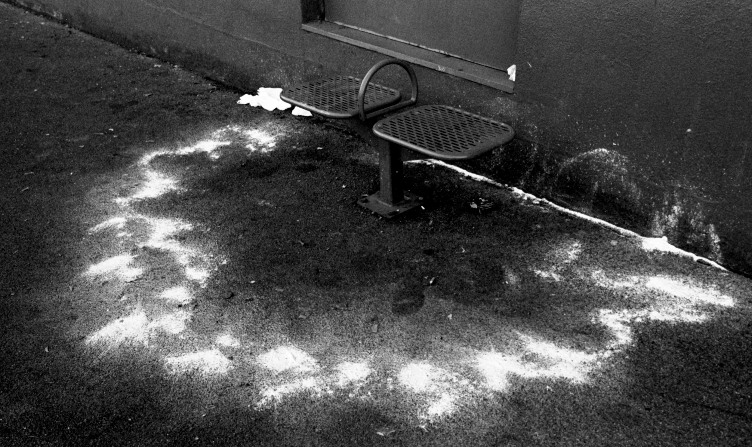 White-Powder-Around-Bus-Stop-on-Burnside-AA-44-14-.jpg