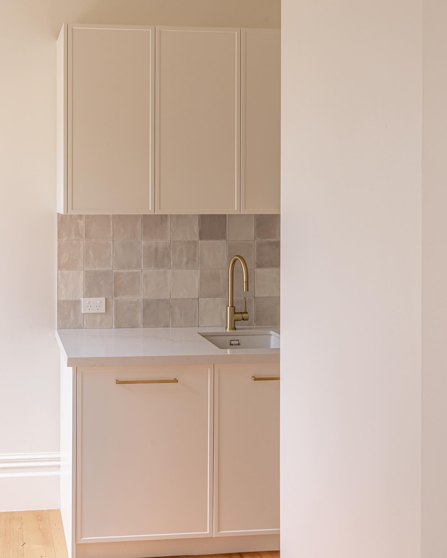 A perfect scullery and prep kitchen, as featured in our Birkenhead Cottage renovation&hellip;landing online later his week 🪄 

Build by RUSA
Interiors by @chromainteriorsnz 
Photography by @johnwilliamsphotography