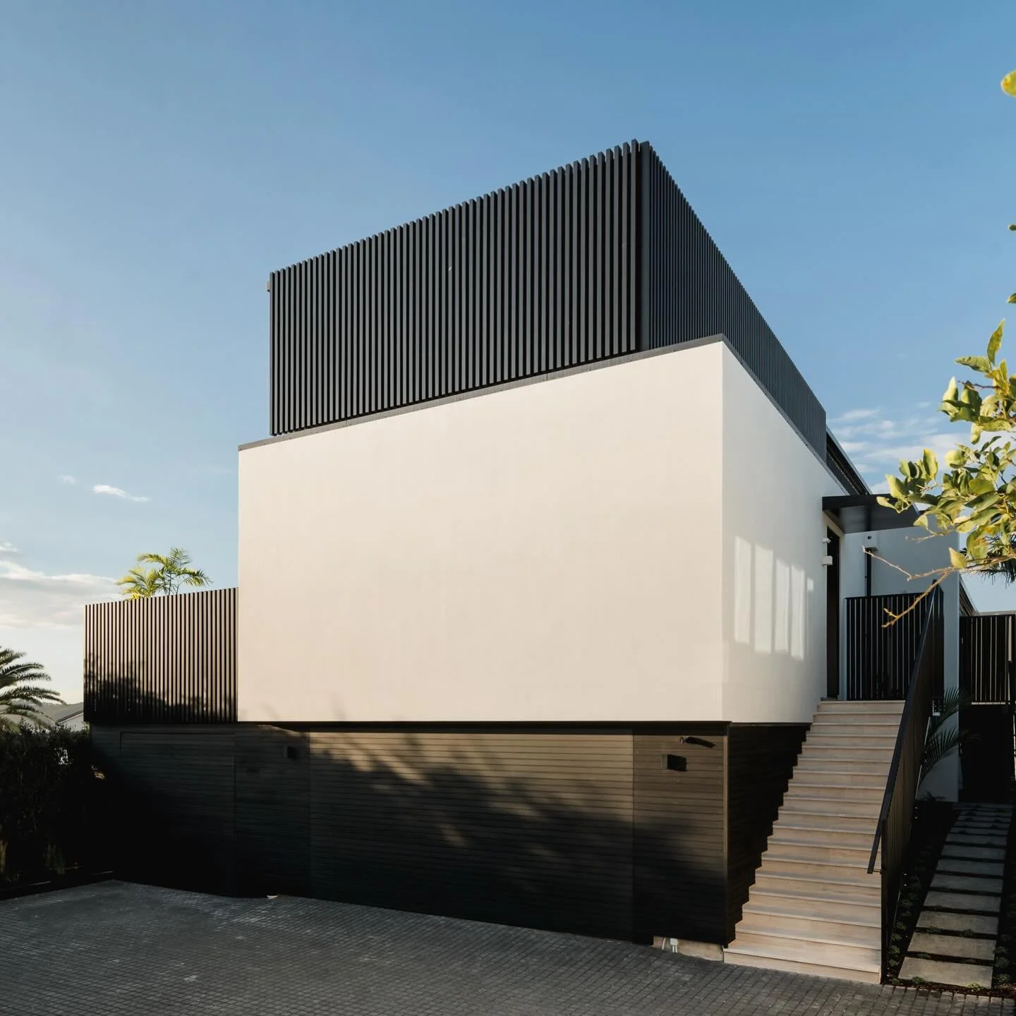 Westmere House | Bespoke New-Build
Brutalist architecture. Floating stairs. Sculptural travertine. Golden light from sunrise to sunset. Westmere House, in perfect partnership with @spatialstudionz 

Link in bio.

Captured by @saamwarner