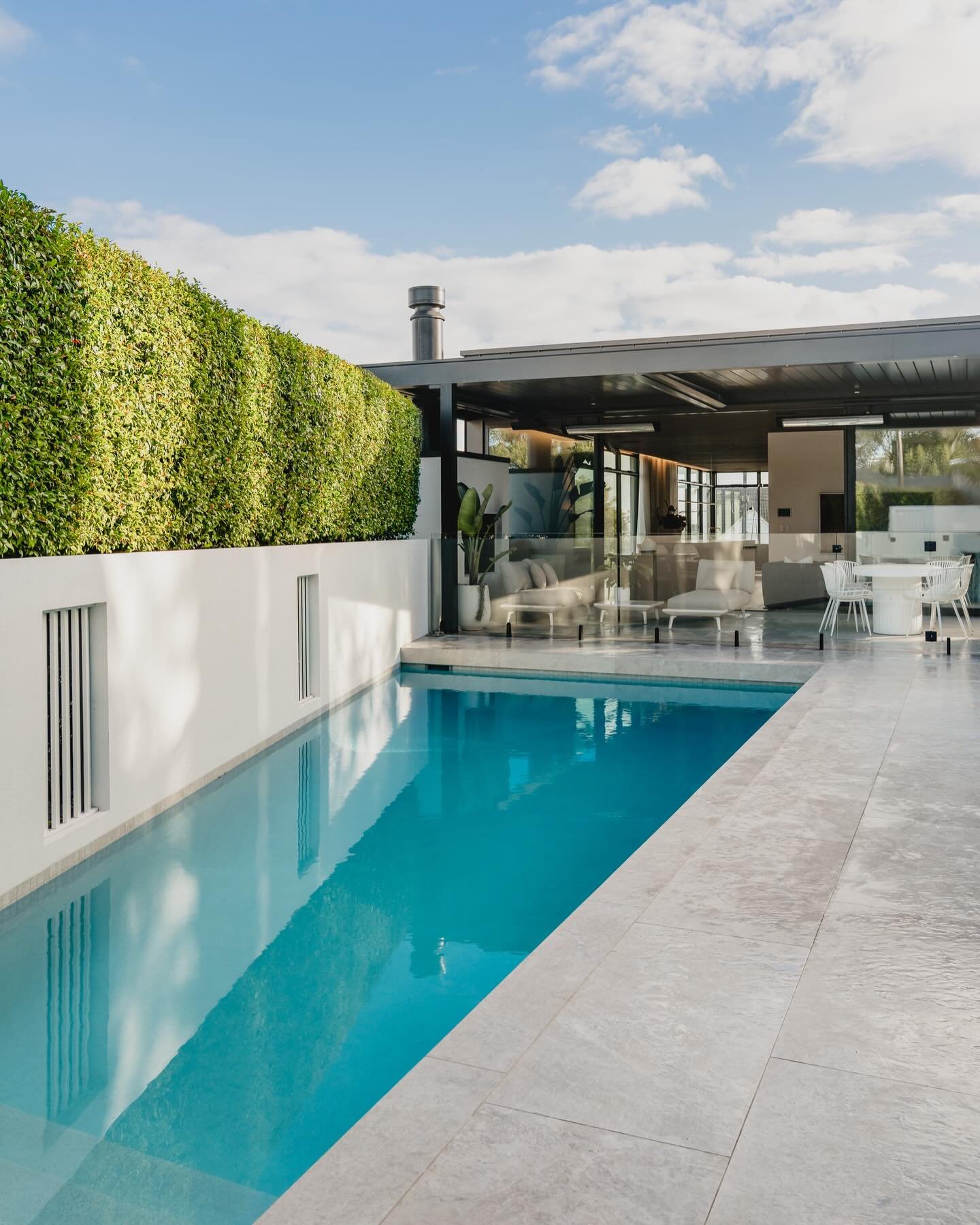 St Heliers House | Bespoke New-Build by @onform_construction
A wide format fireplace flush to a concrete effect wall. Slatted timber ceilings. Honed stone floors. Joinery that runs the length of the living spaces and opens to a lap pool and @xanthewh