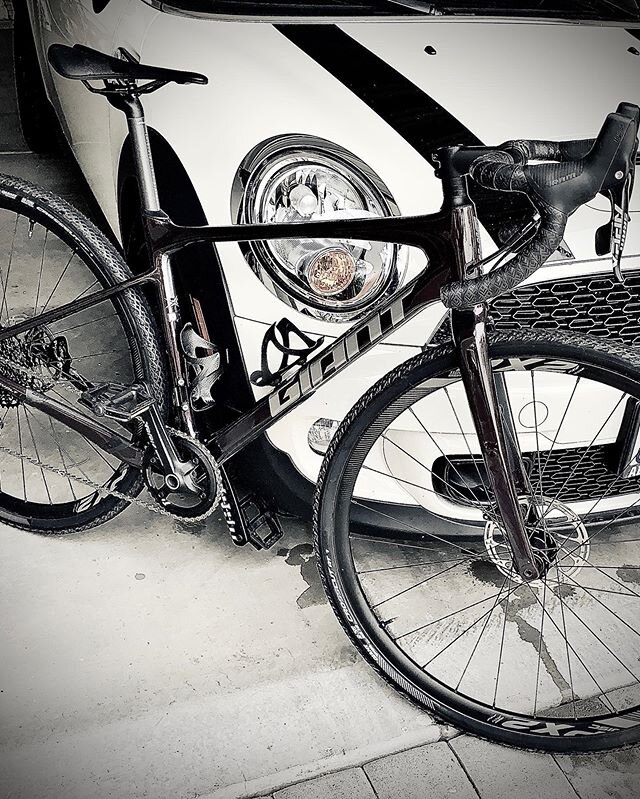 @j.a.n64 sent me this pic of her @giantbicyclesusa Revolt Advanced fresh and clean. Thanks again to @thevelo for stocking and selling this perfect machine. . . . 
#giantbicycles #gravel #sram #gravelbike #offroad #bici #bicycle #makebikeportraits #tr