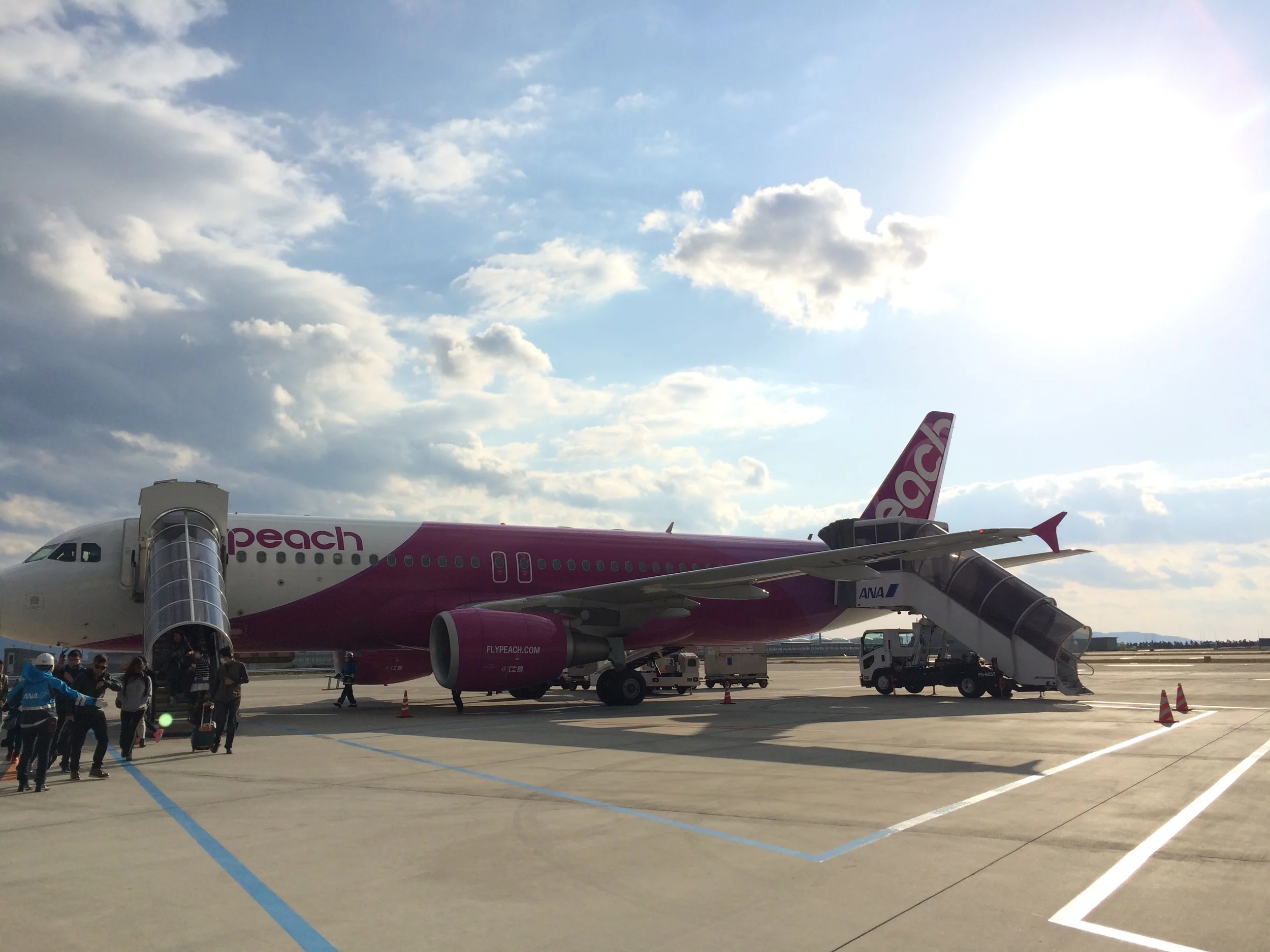 下飛機的方式相當與眾不同,可惜飛機降落在鳥不生蛋的第二航廈