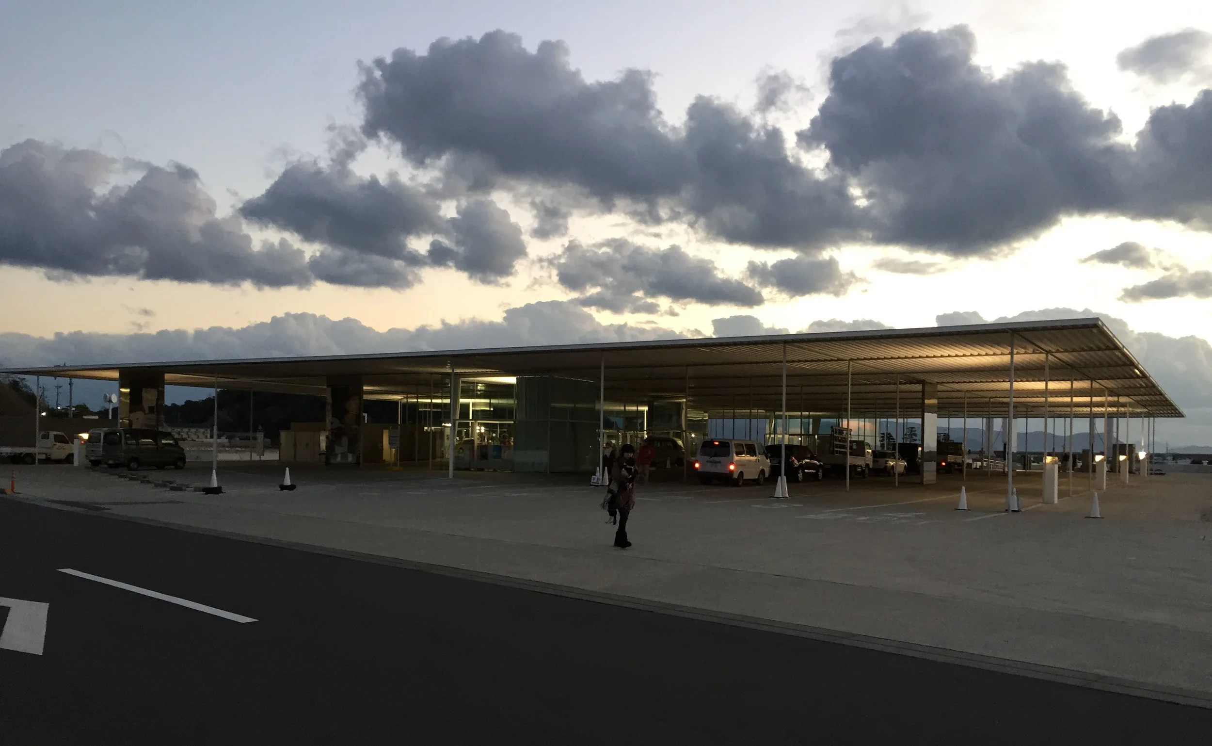 船運中心「海の駅なおしま」,由「 SANAA 」建築事務所設計,採用了大量玻璃、輕鋼架等建材建設而成