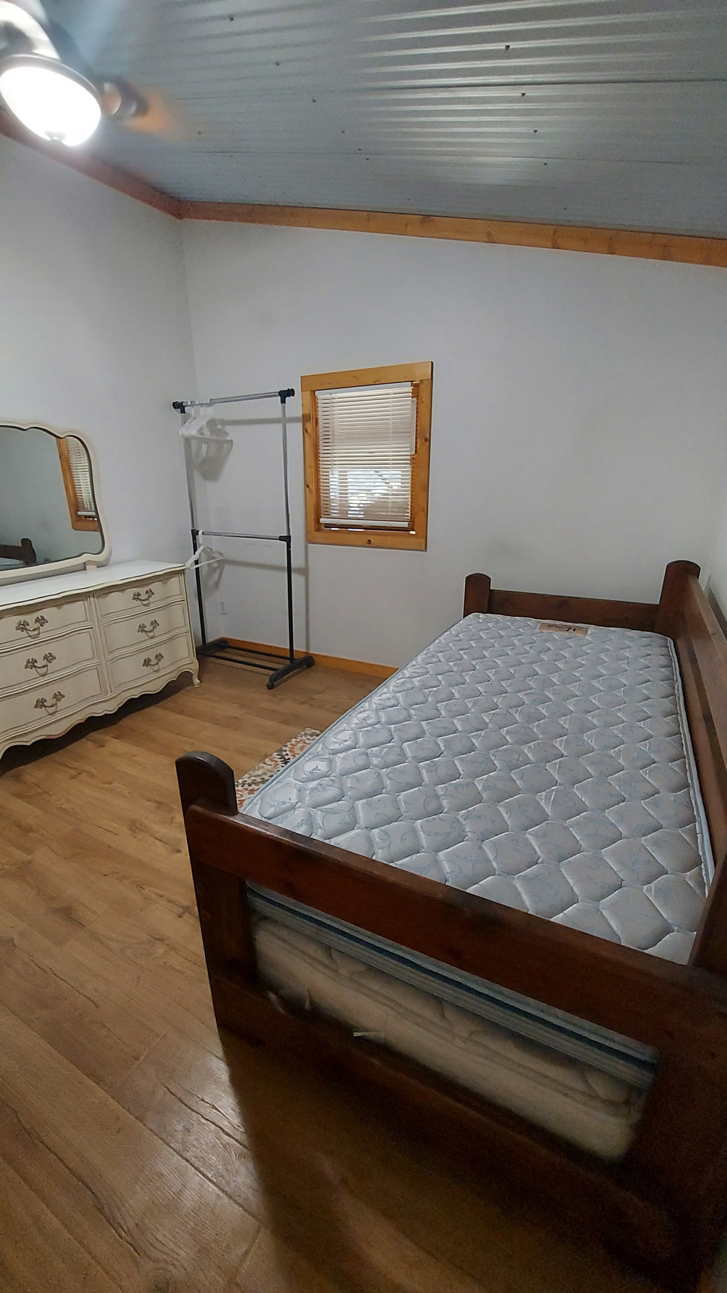 Studio Loft- NE Room (Twin Bed)