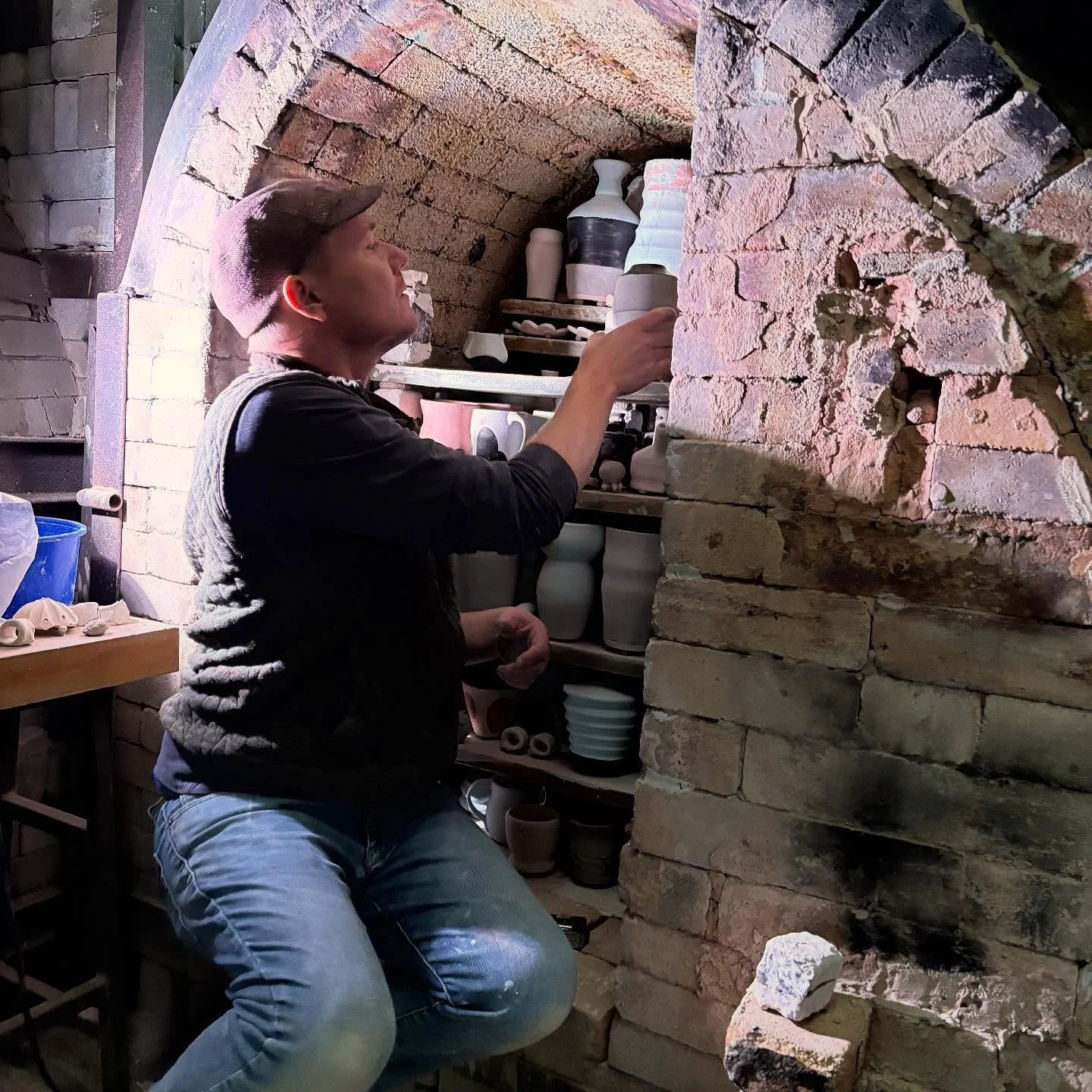 We were delighted to have guest artist Kenyon Hansen (@kenyonhansen) on the mountain this past week!
Here are a few highlights from his &ldquo;Decorating with Glazes for the Soda Kiln&rdquo; workshop and live demo &amp; kiln unloading during our Fall