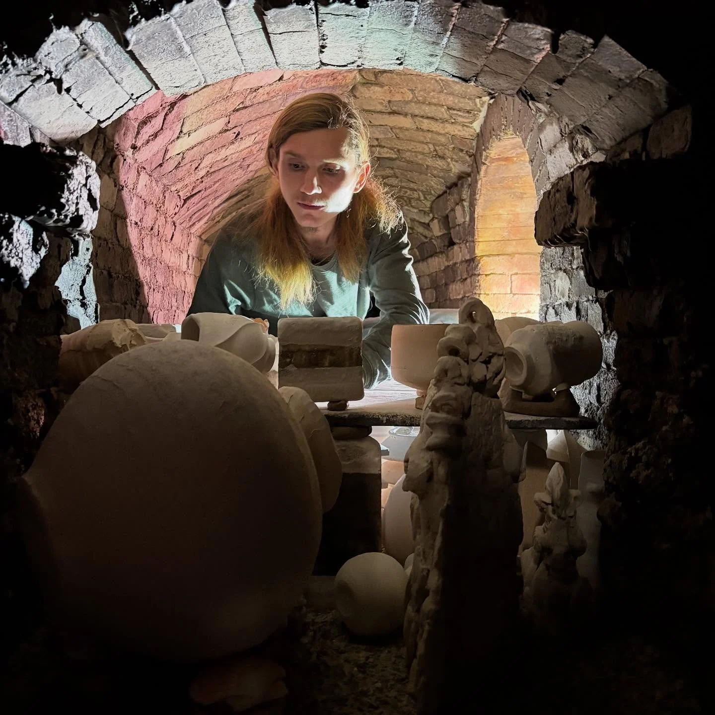 Some great moments from loading day of our Thanksgiving train workshop, led by resident artist Lucas Schick! Masterful stacking by @sacredflamesart &amp; a beautiful potluck feast to follow 🔥🥘🥧
⠀⠀ 
Such a fun week and great firing with so many won