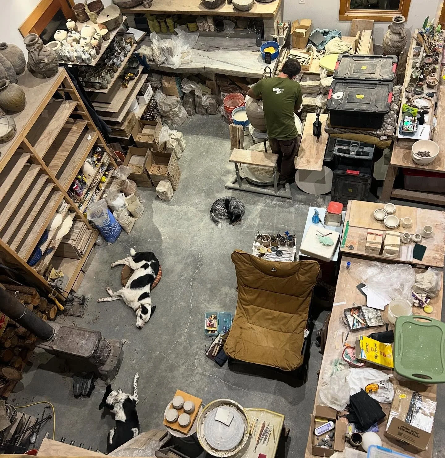 Bird&rsquo;s eye of view of @scottparady making work with his three cozy companions 🐾  Gearing up for the upcoming Anagama firing! 
⠀⠀ 
#woodfireresidency #pottery #artistresidency #woodfiredpottery #ceramics