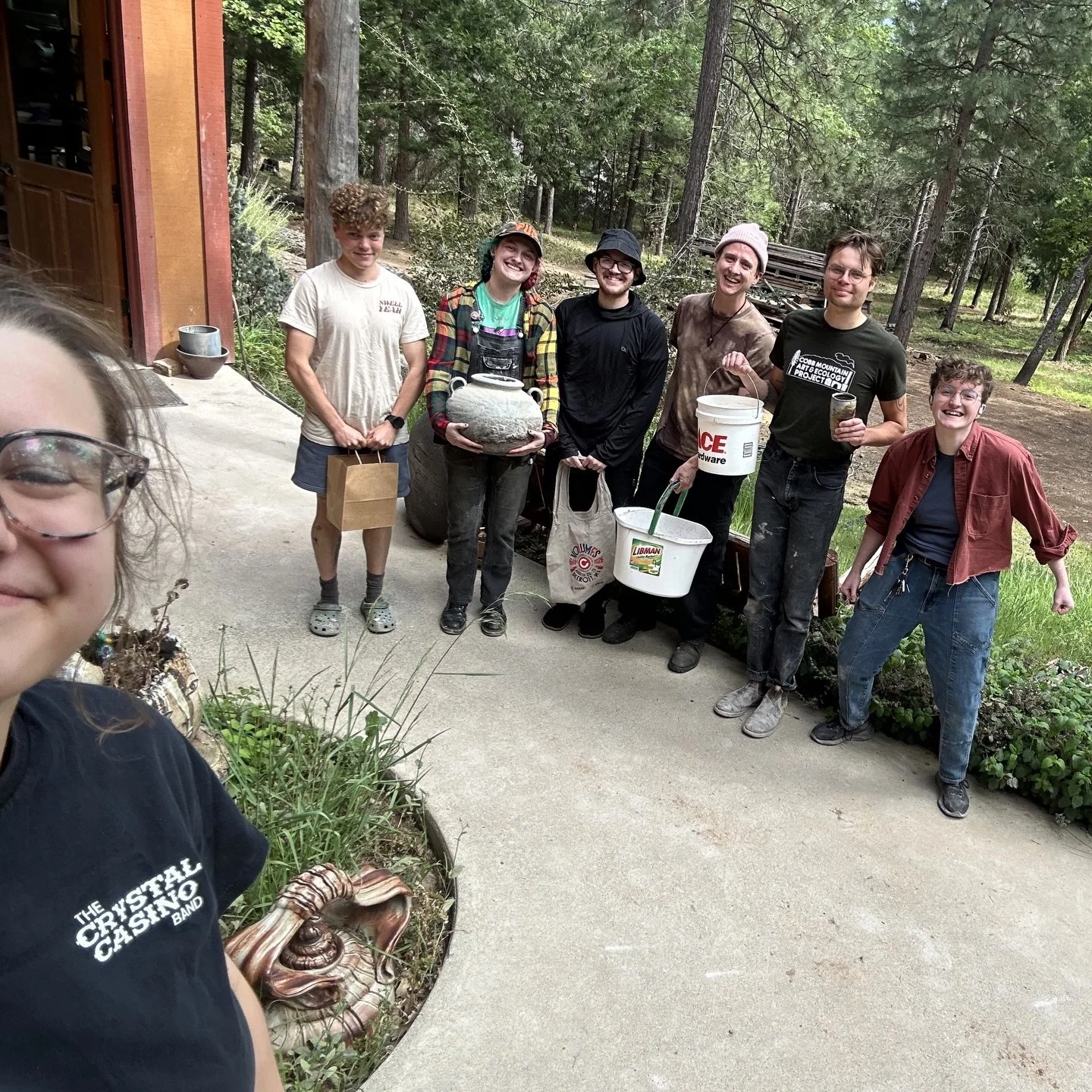 Resident Easter egg hunt shenanigans! 🪺🐣🤪 
Such a fun time, thanks to @sydramics and @sassafrassell for making it happen! 

#artistresidency #sillyfuntime #woodfireresidency #funonthemountain