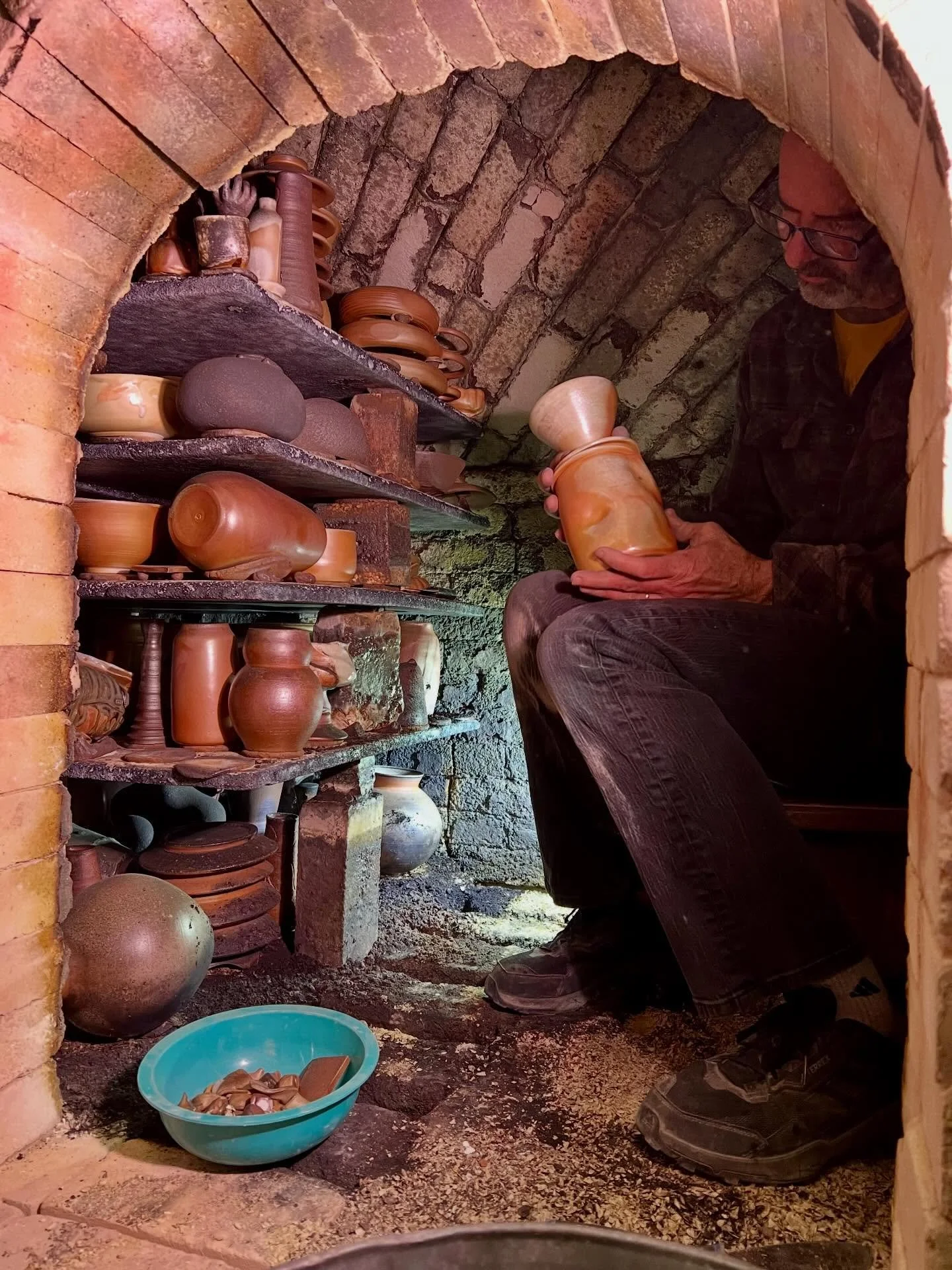 Manzanita Madness wrapped up yesterday with all lot of great pots out of the kiln! There were certainly some differences to be noted from the use of Manzanita wood in this firing. Huge thanks to all the wonderful folks who came out to participate! 

