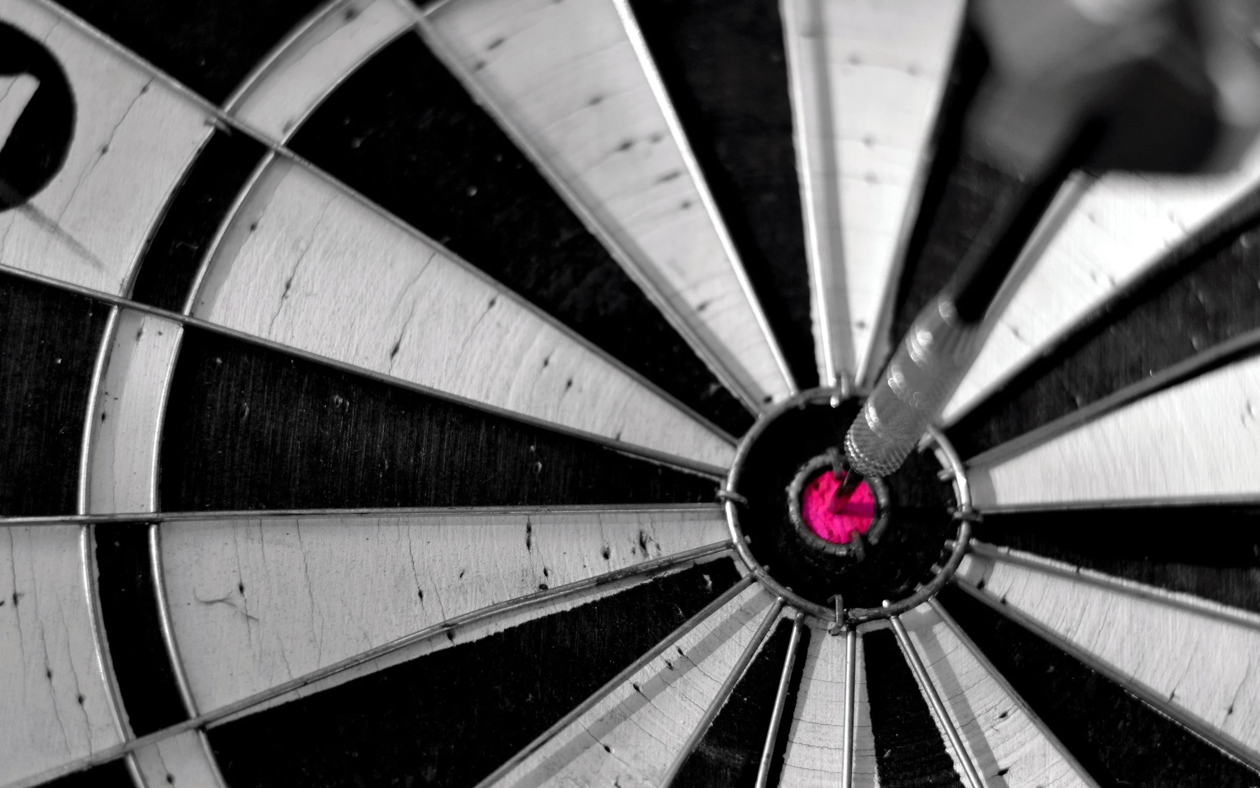 7011597-dartboard-bullseye-sport-macro1.jpg