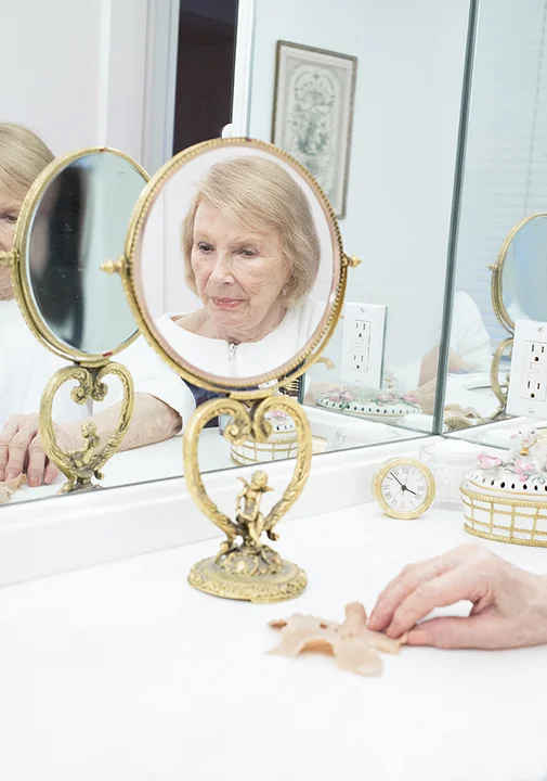 RCabittNanaMirror.jpg