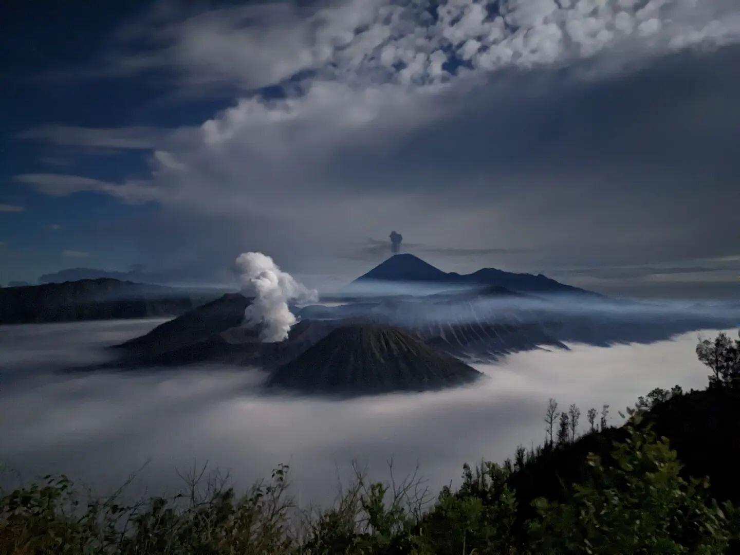 Mt Bromo, 3am, lit by the moon 🌋
#blackrocktraveller 📷Hugh