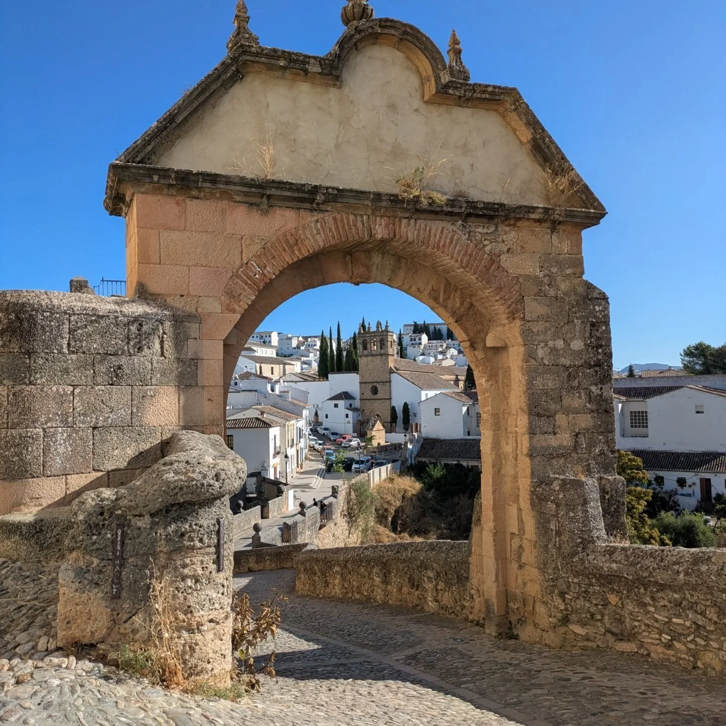 An early morning strolling through Ronda. One of the oldest, and undoubtedly most beautiful, towns in Spain 👌🐦🌞🇪🇸🐂🏞️

#blackrocktraveller #travel #spain