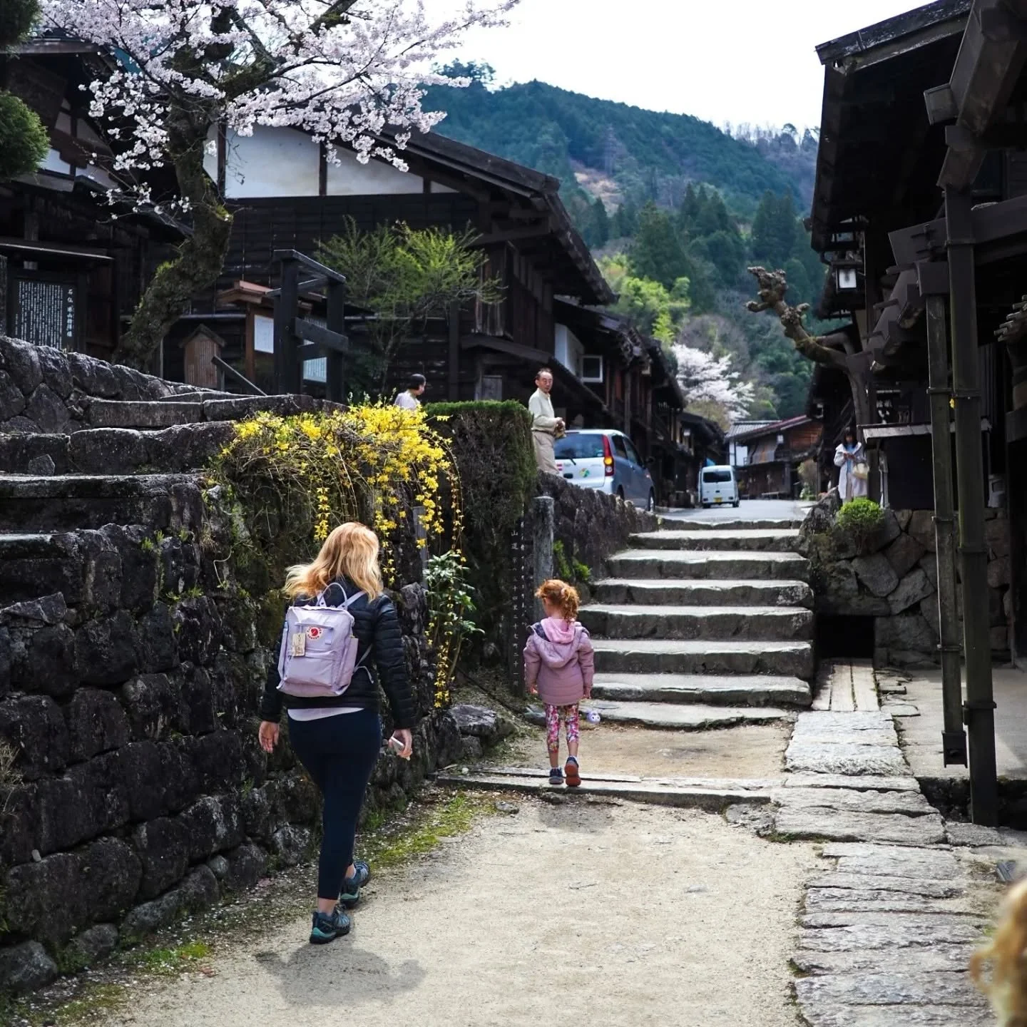 Love these shots of Claire and her family, journeying along the Nakasendo Way (and the end of day feast!) 🗾🍜🇯🇵⛰️
