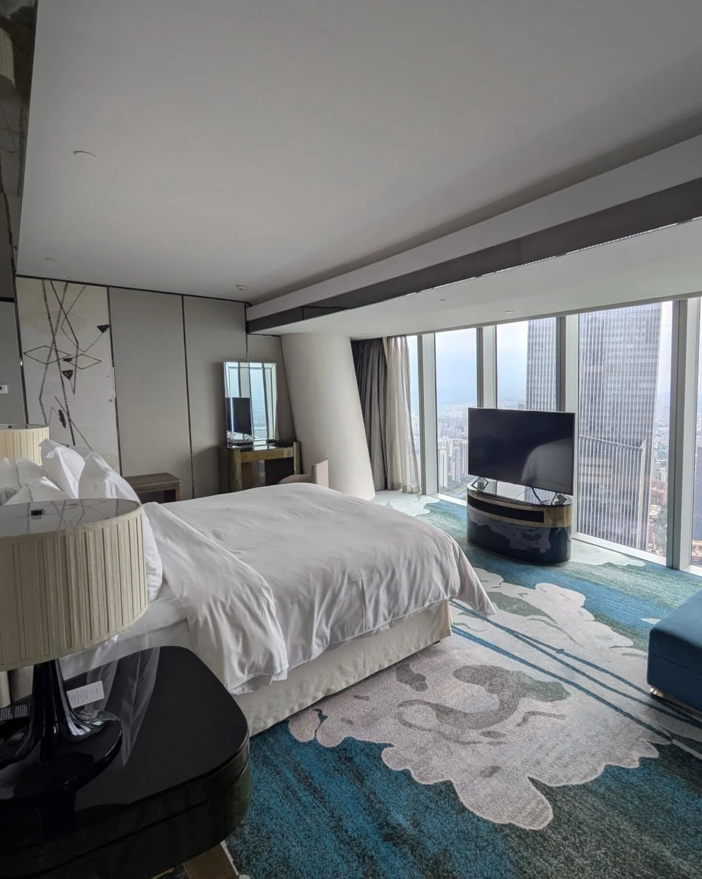 Checked out, but still vicariously living, at the divine Four Seasons Guangzhou 

🛎️🛌🛀🌃👌

#blackrocktraveller #travel #holiday #luxury #asia china