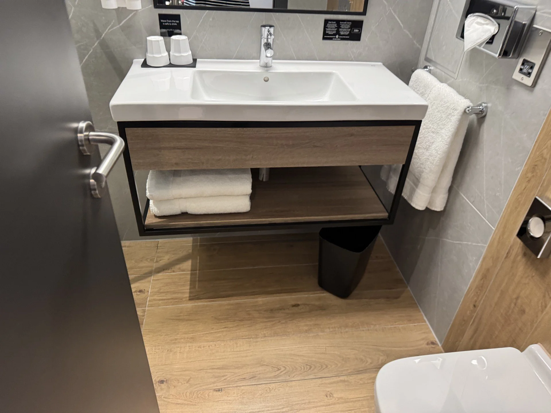 Hotel Room 4.jpg