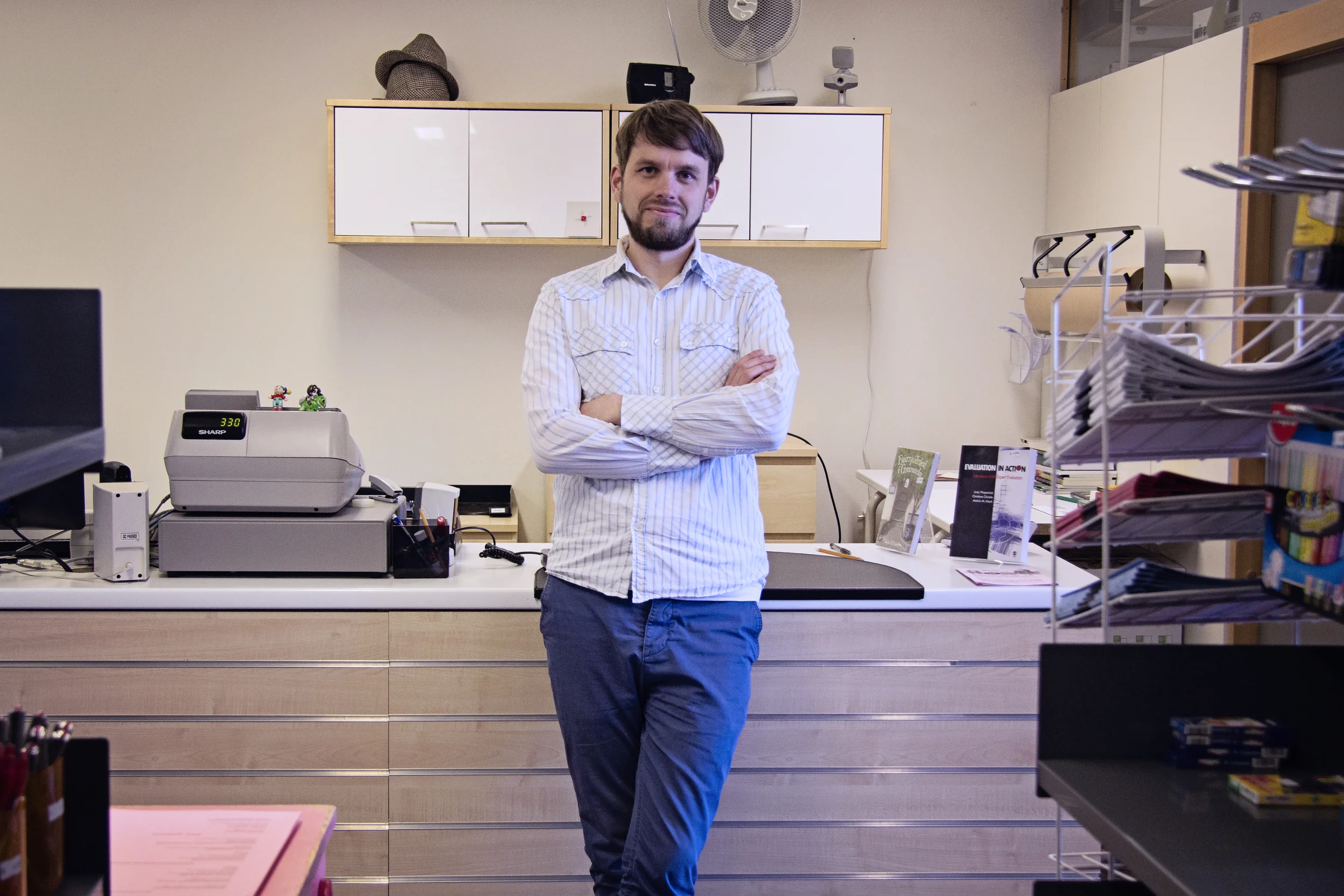 Bóksali með dömubindi veitir sáluhjálp á milli þess sem hann klárar internetið