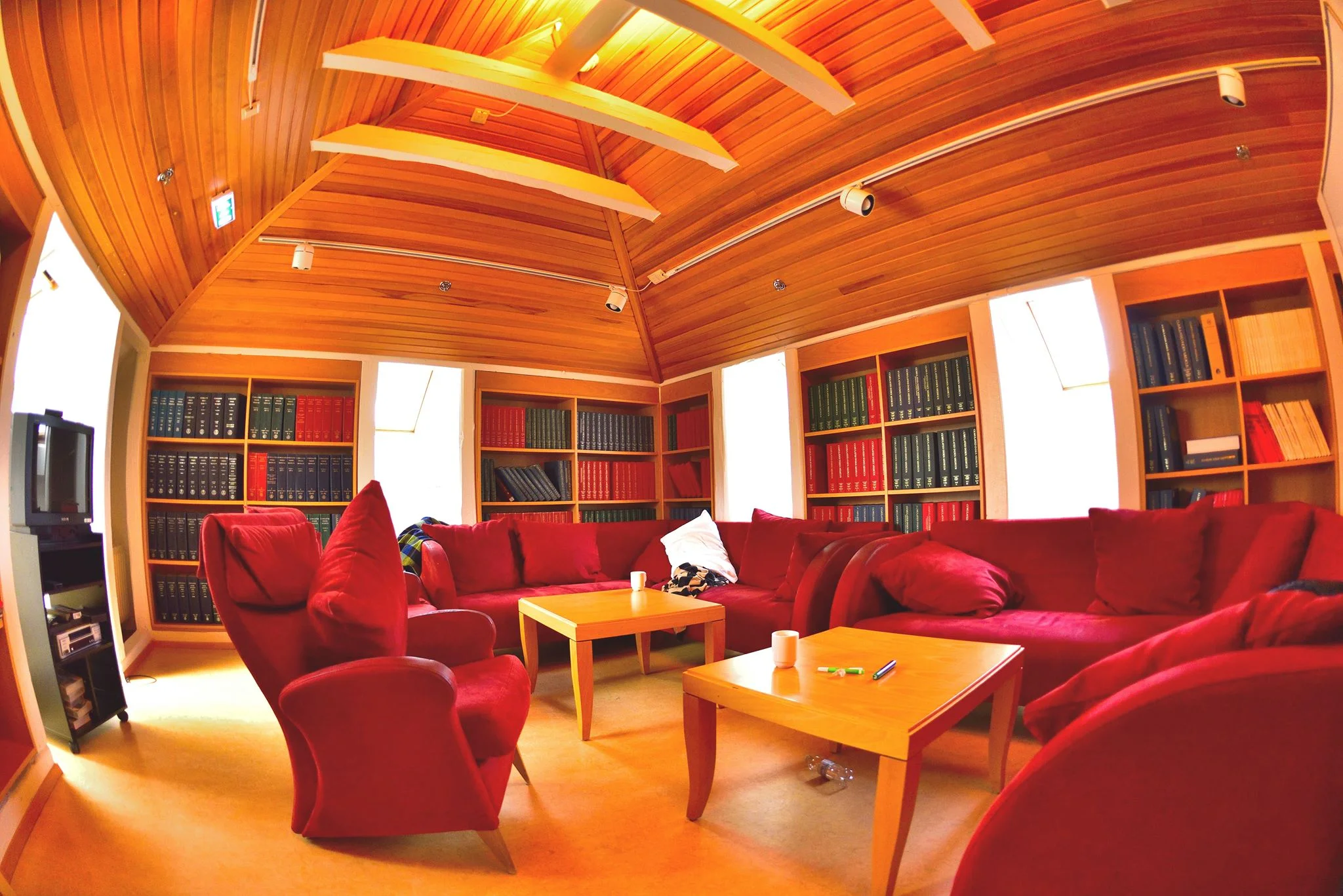 Afdrep handa útvöldum: Úttekt á nemendafélagsrýmum í Háskóla Íslands