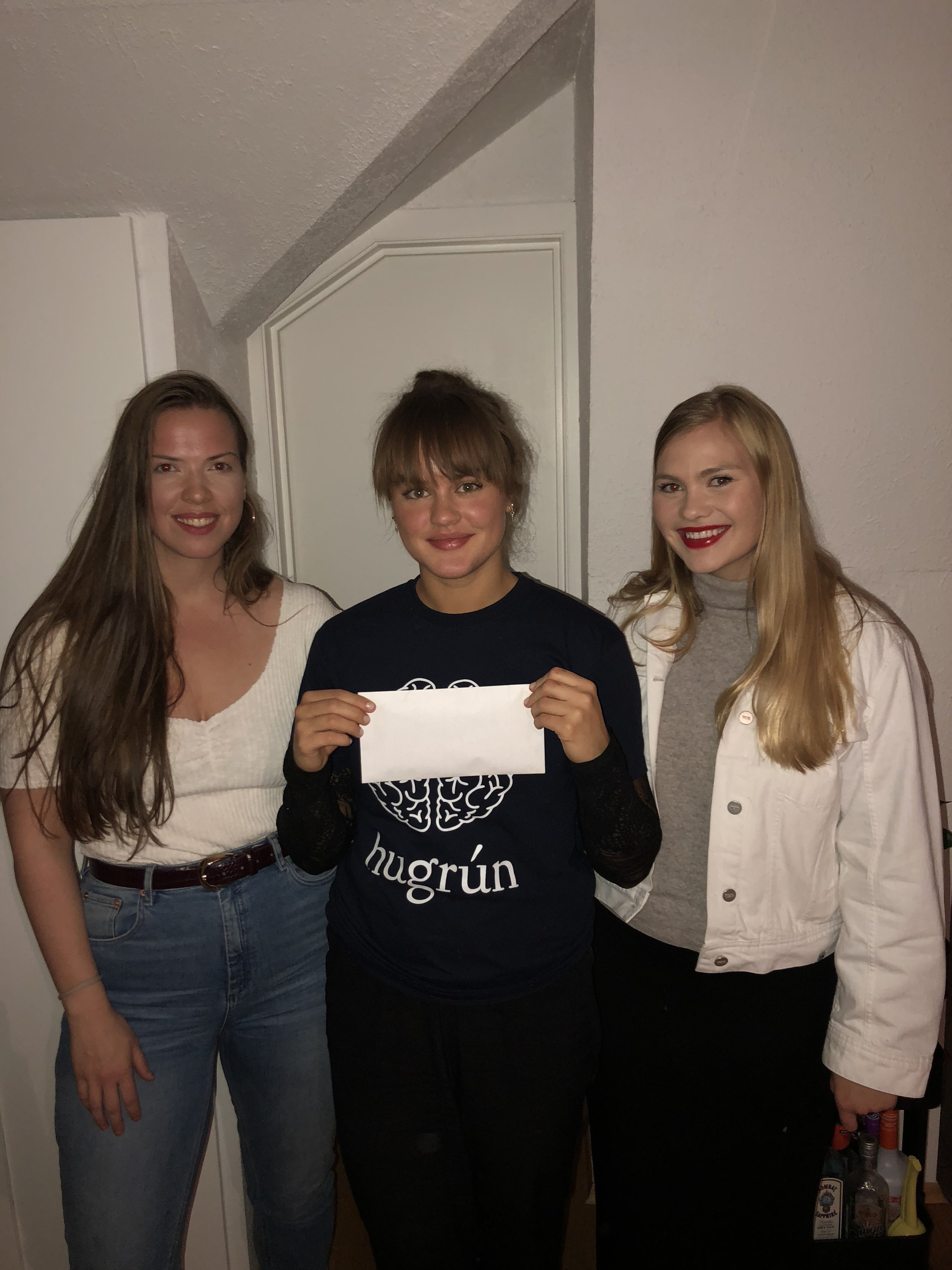 Sóley fræðslustýra Hugrúnar, Kristín Hulda formaður Hugrúnar og Róshildur fulltrúi grunnnema í sálfræðinámi með umslagið frá Margréti. Ljósmynd/Hugrún
