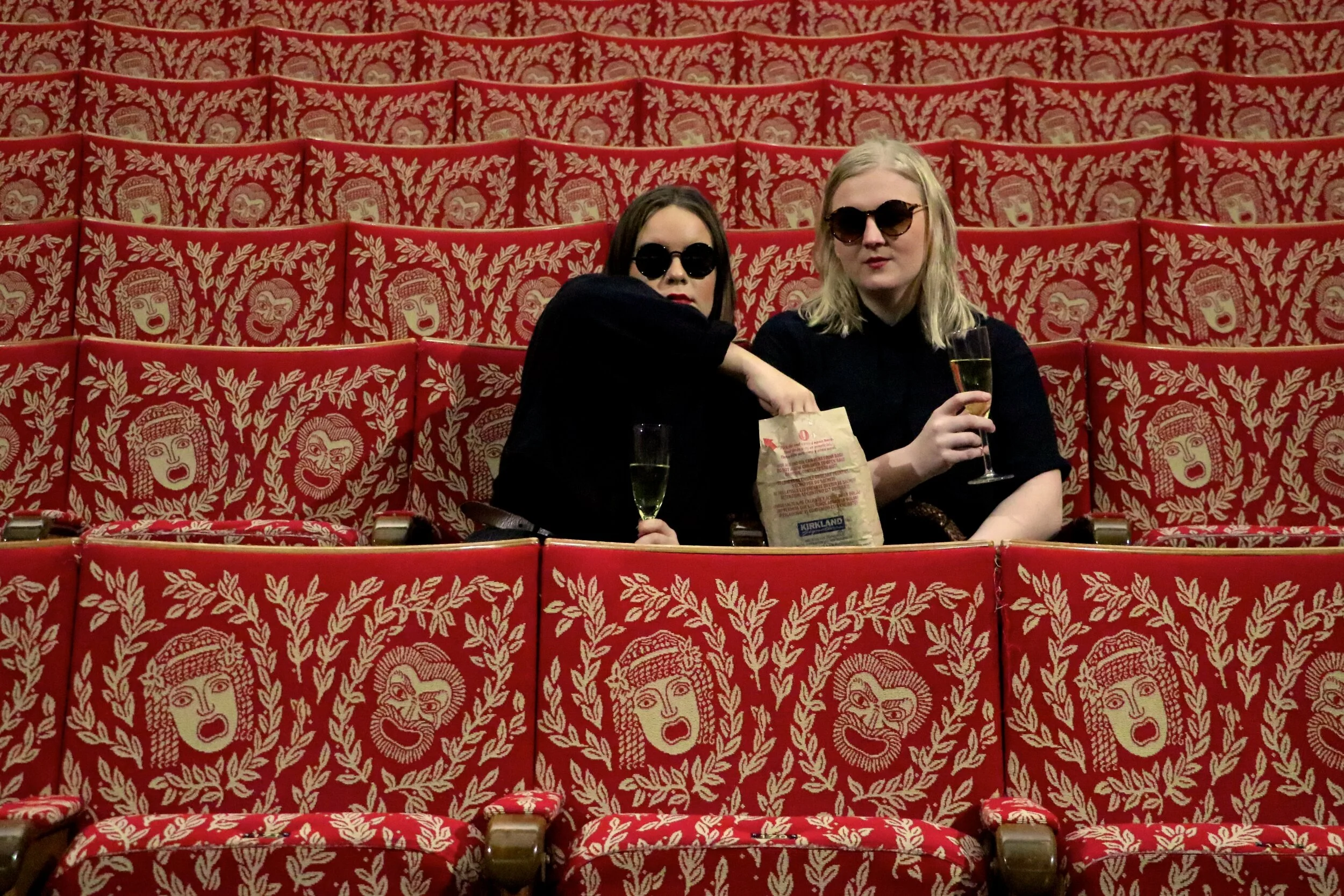 Leikhúsumfjöllun: Glamúr og grátur, glimmer og hlátur