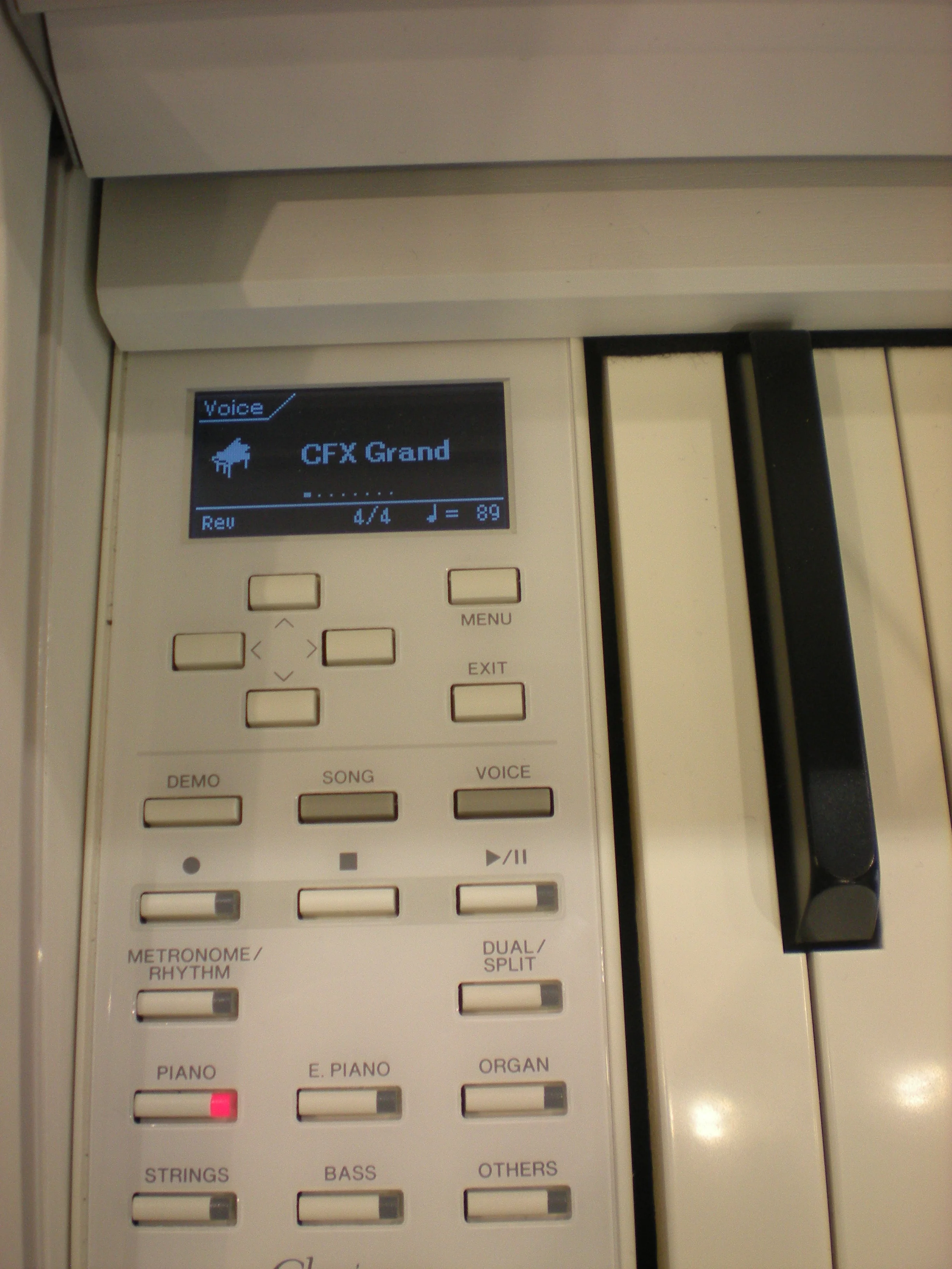 Clavinova CLP-575 - panel
