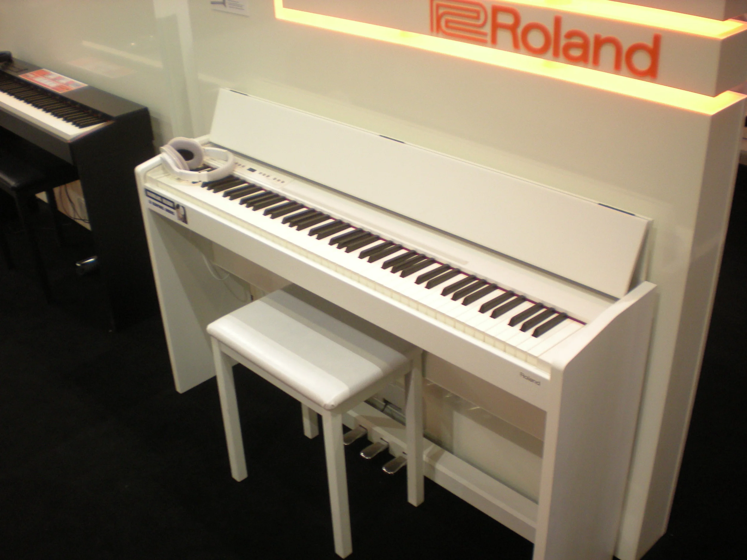 Roland F-130R